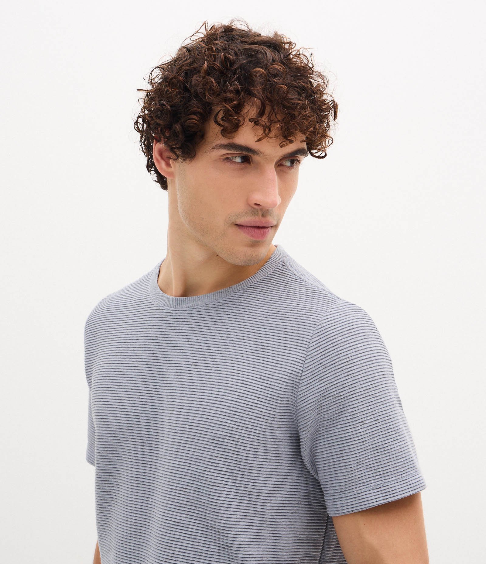 Camiseta Regular em Algodão com Textura Horizontal Cinza 3