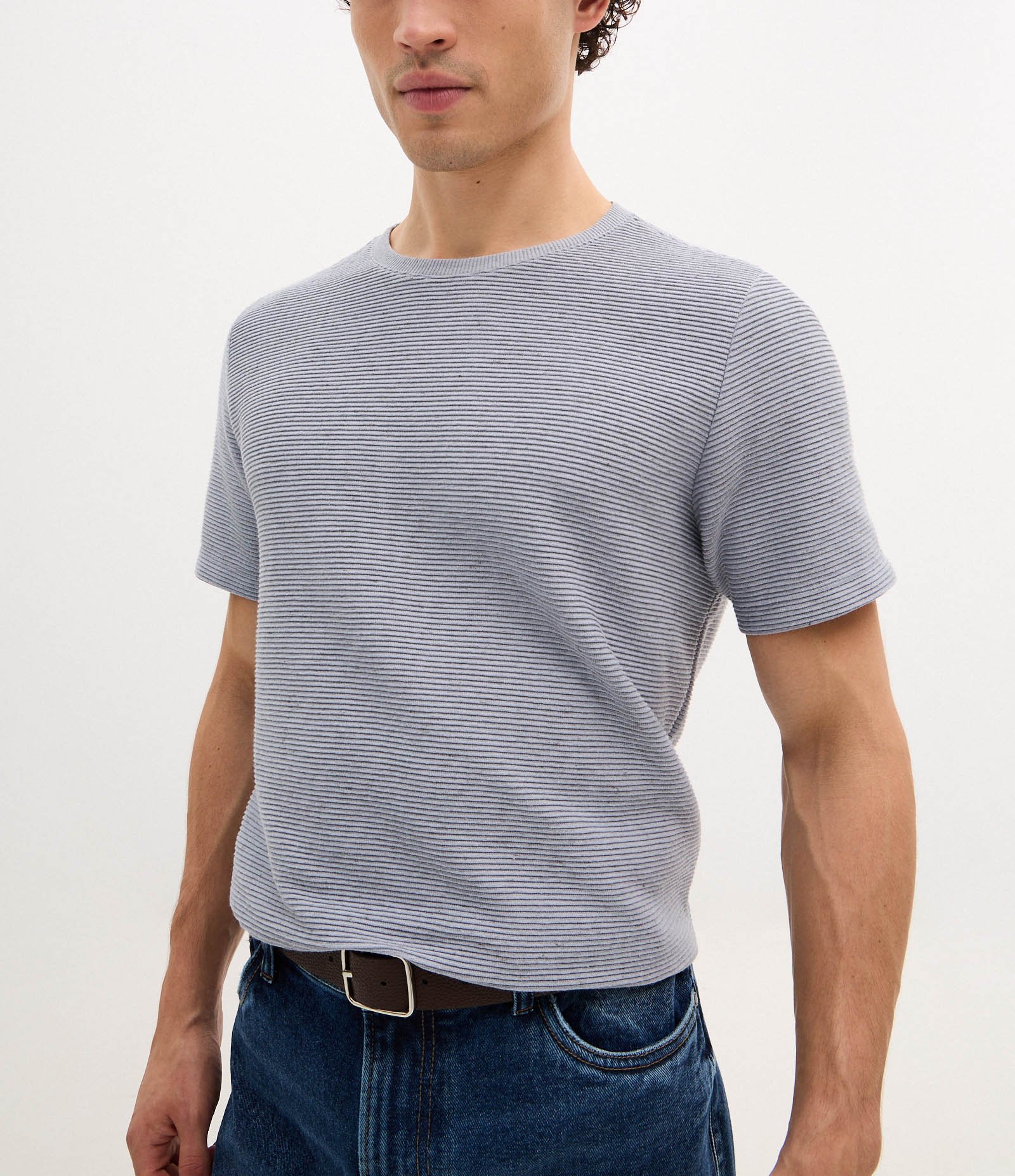 Camiseta Regular em Algodão com Textura Horizontal Cinza 4