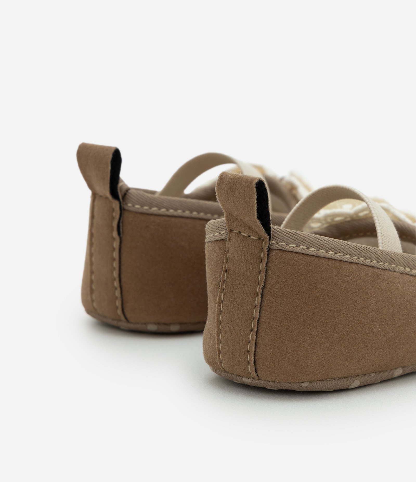 Sapatilha Infantil em Suede com Laço em Broderie – Tam 15 a 19 Marrom Claro 2