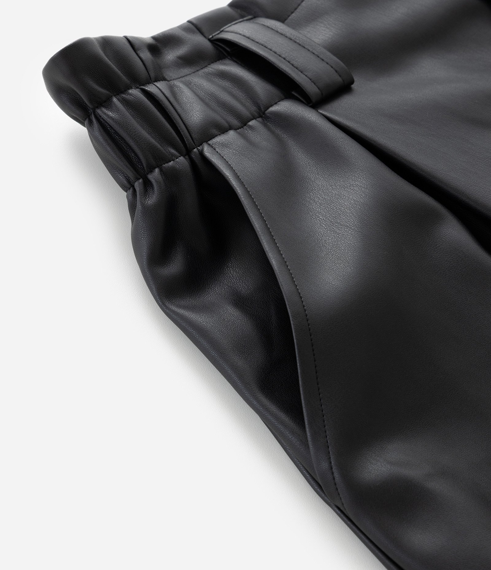 Short Clochard em PU com Faixa Curve & Plus Size Preto 4