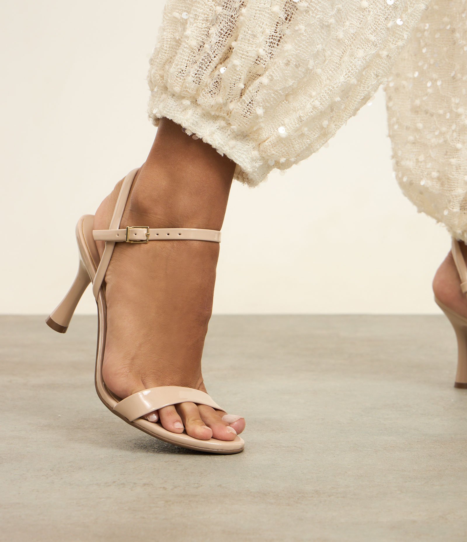 Sandália Envernizada com Bico Redondo Bege 5