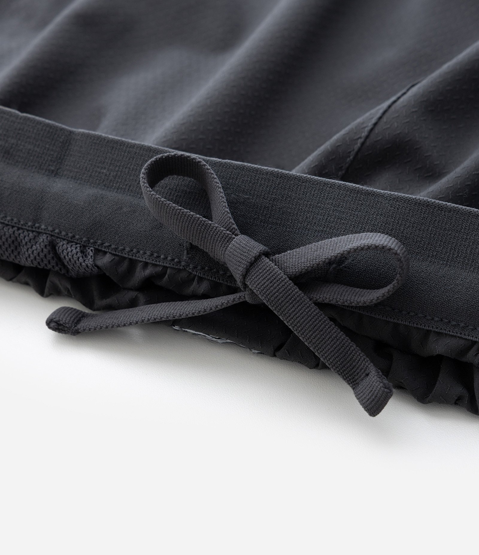 Bermuda Tecnológica Lisa com Textura Cinza 3