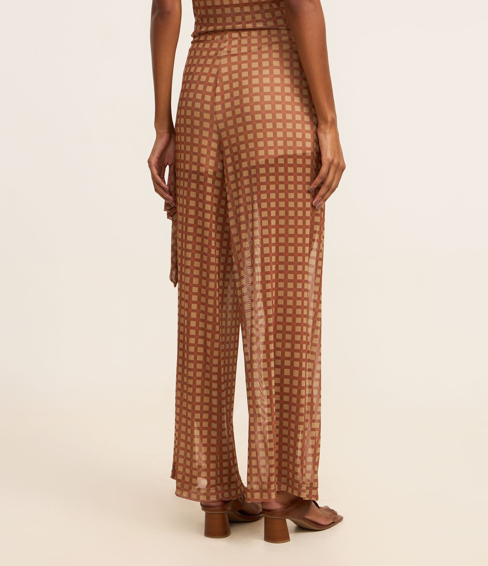 Calça Reta em Tule com Lenço Lateral Marrom 6