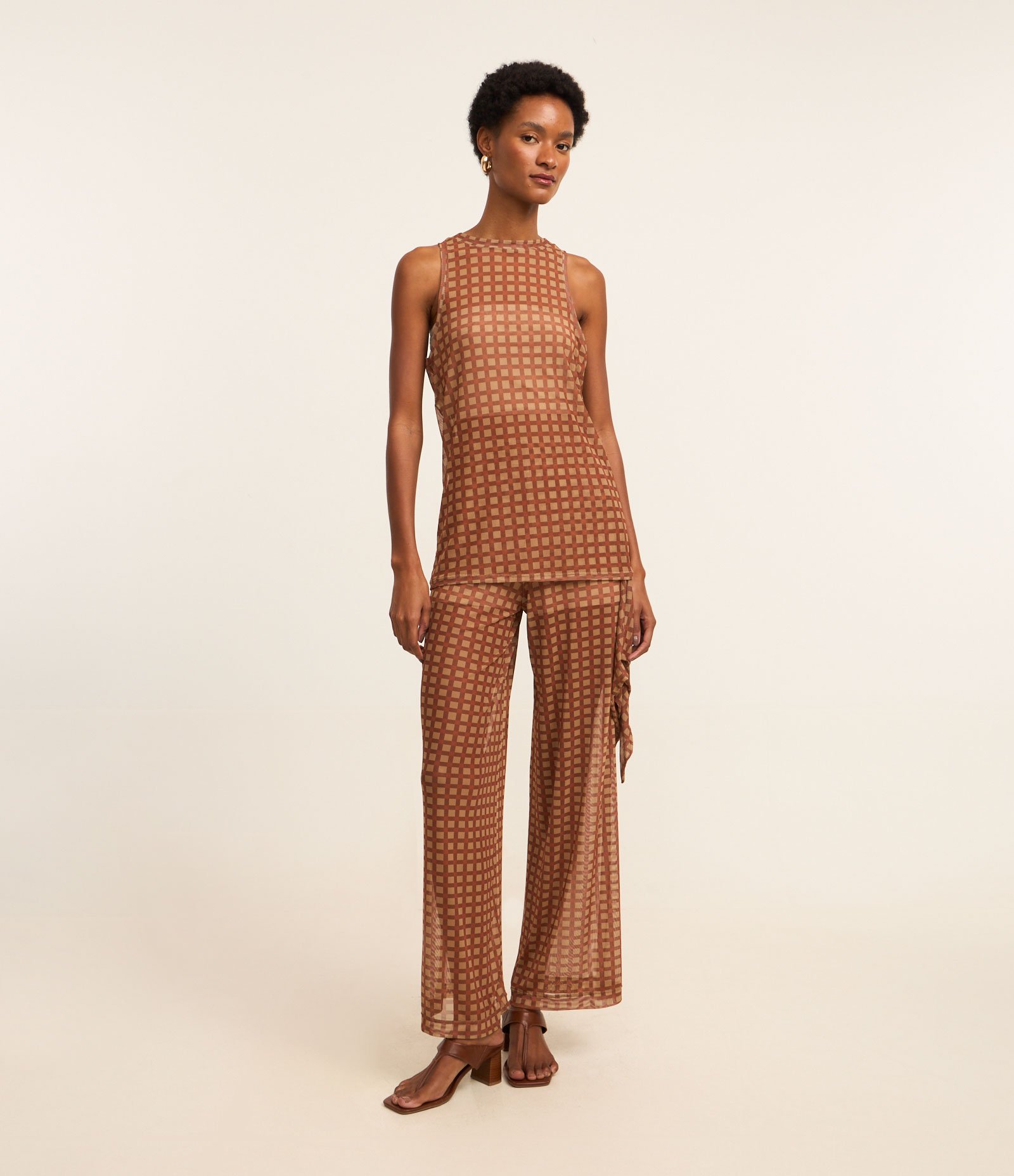 Blusa Túnica em Tule com Estampa Quadriculada Marrom 4