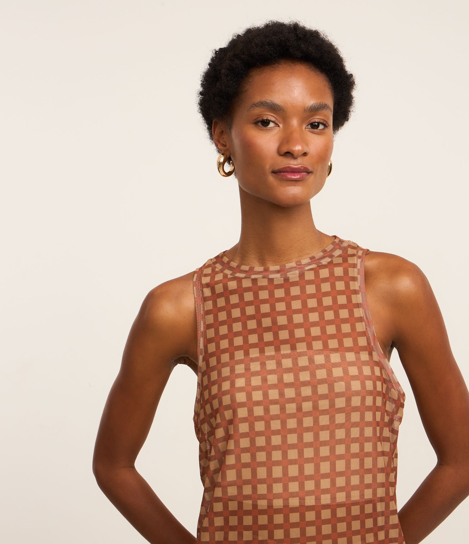 Blusa Túnica em Tule com Estampa Quadriculada Marrom 5