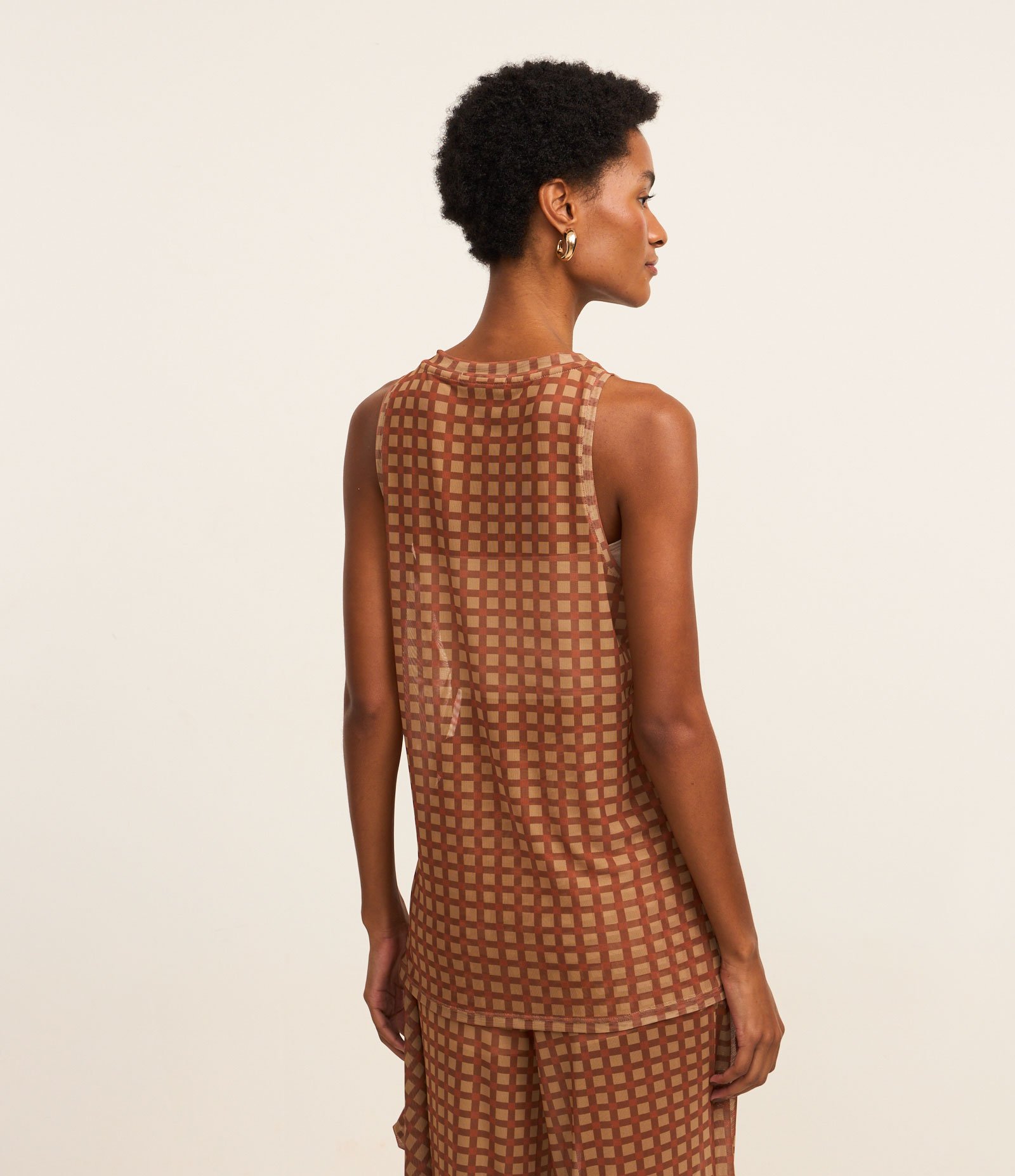 Blusa Túnica em Tule com Estampa Quadriculada Marrom 6