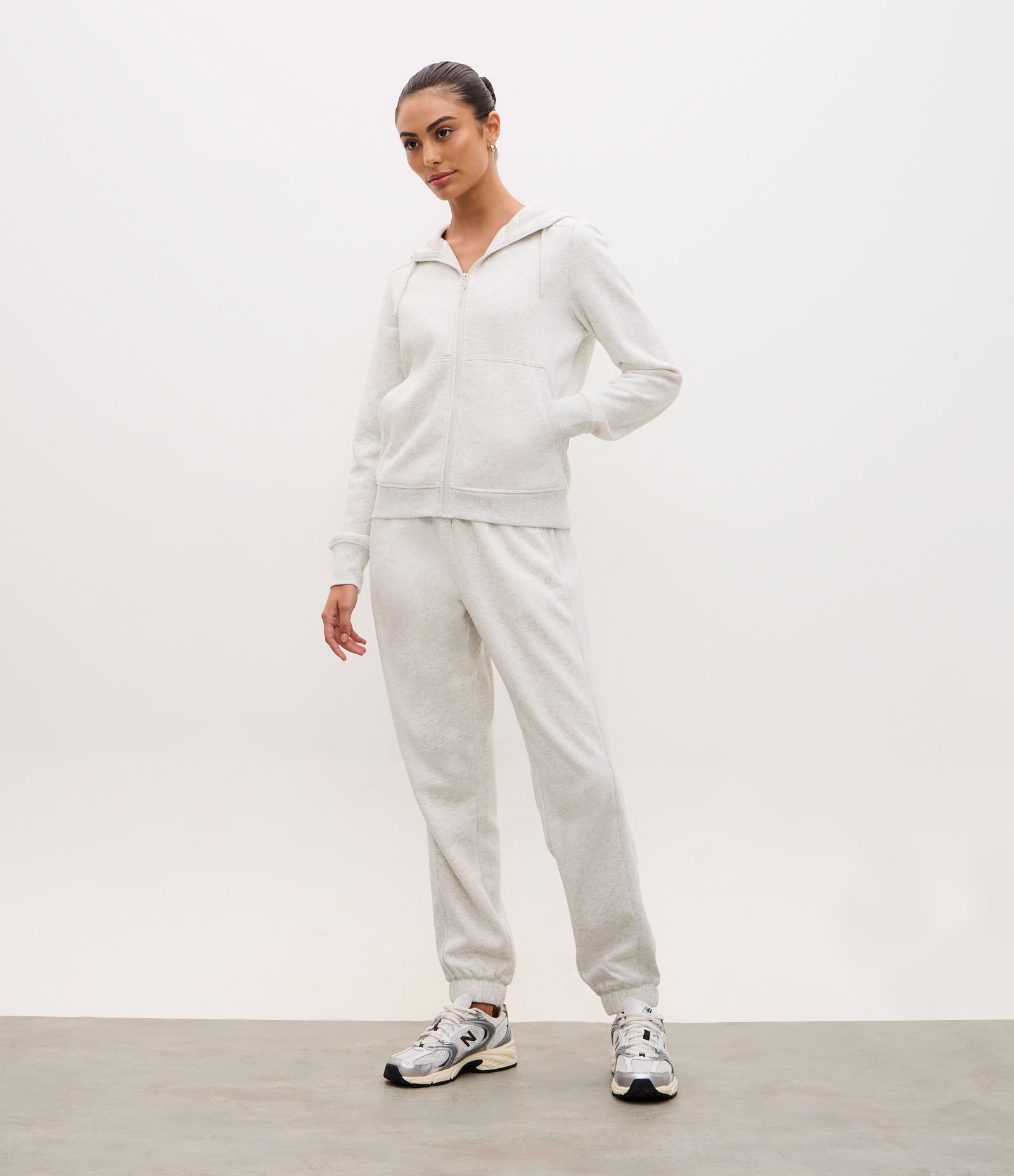 Jaqueta Regular Esportiva em Moletom com Capuz Cinza Claro 2