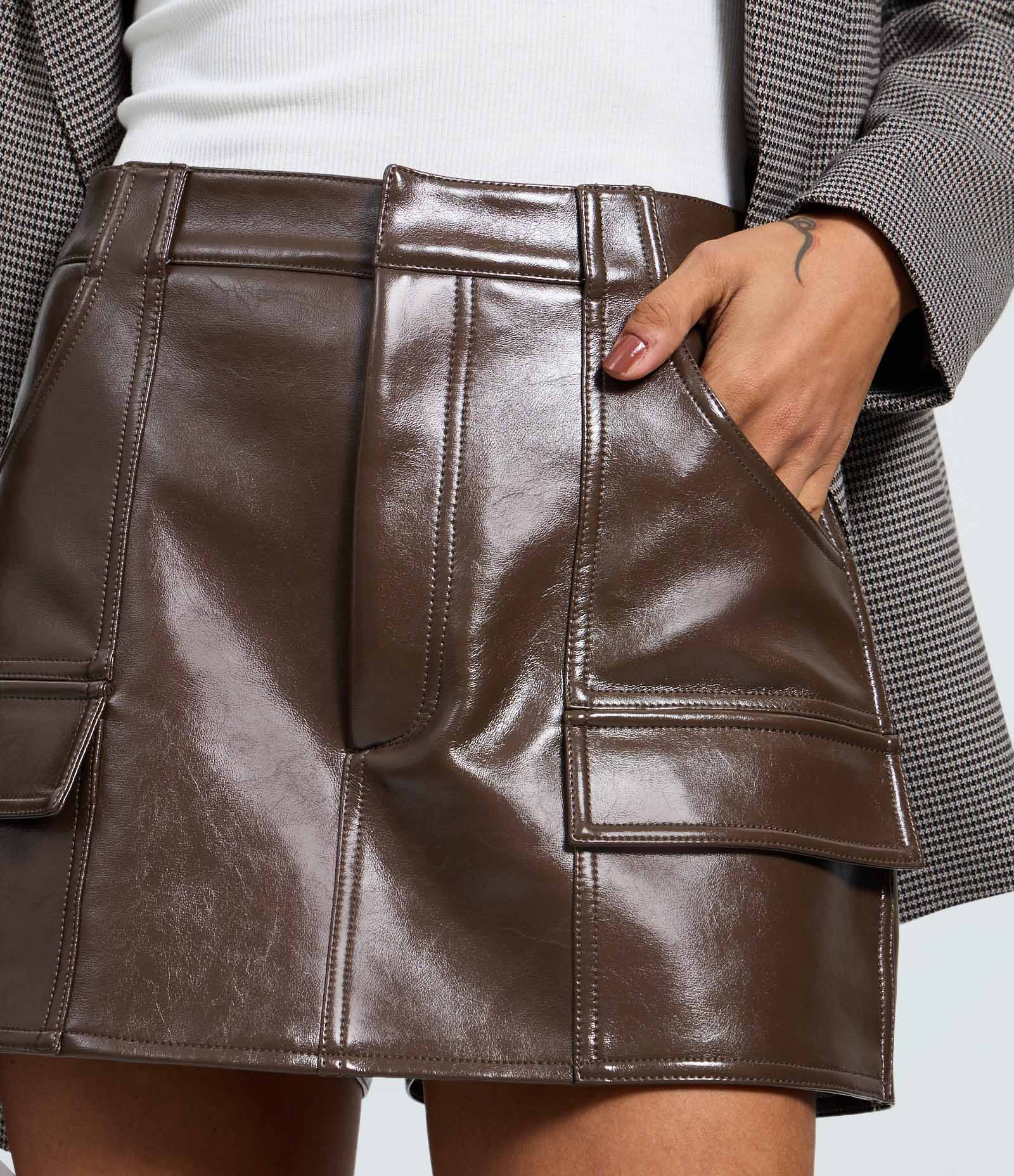 Short Saia Curto em PU com Bolsos Frontais Marrom oliva 4