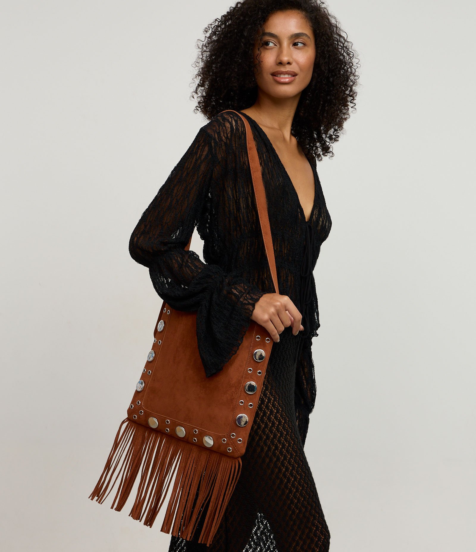 Bolsa Transversal Média em Suede com Franjas e Tachas Marrom 2