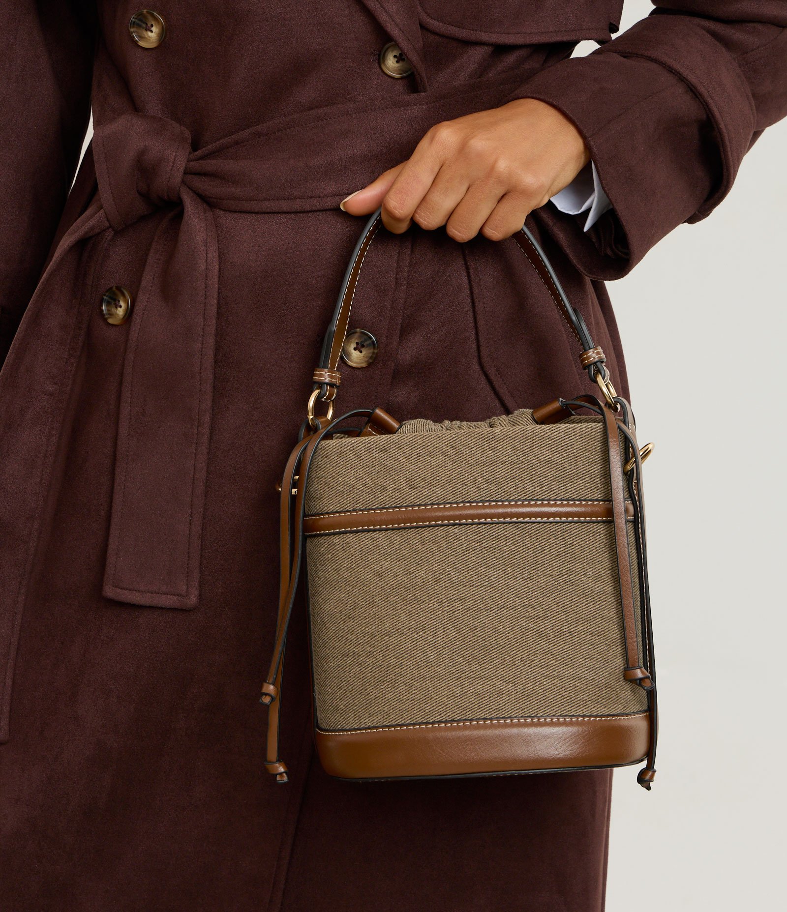Bolsa Bucket Média em PU com Fechamento de Saco Marrom 2