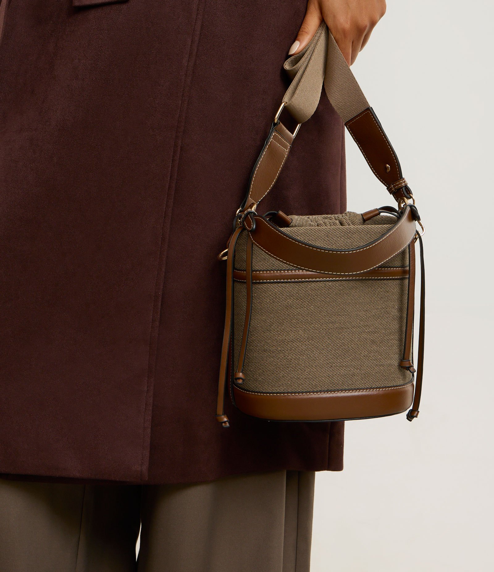 Bolsa Bucket Média em PU com Fechamento de Saco Marrom 3