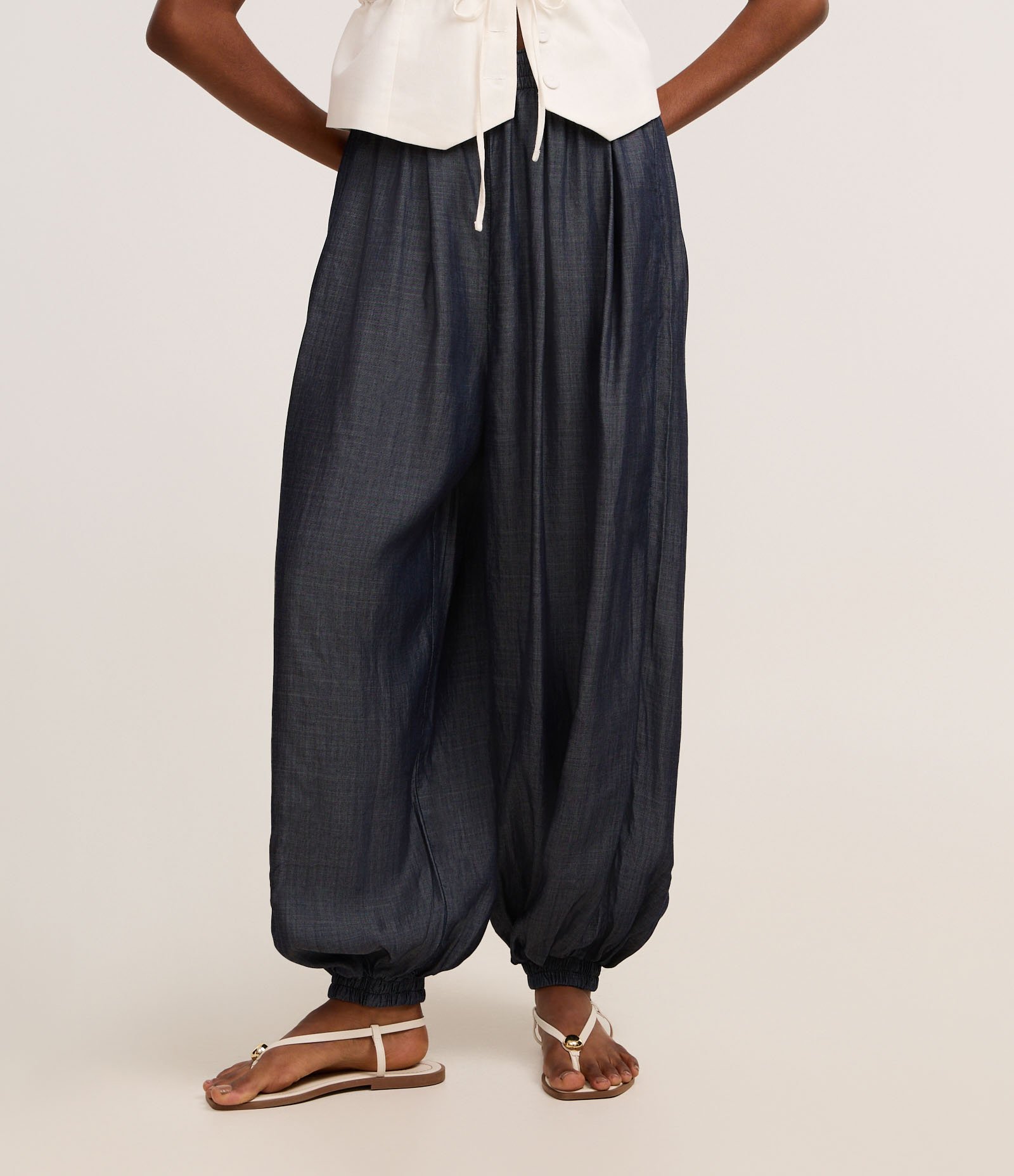 Calça Aladim em Jeans com Elástico no Cós Escuro 3