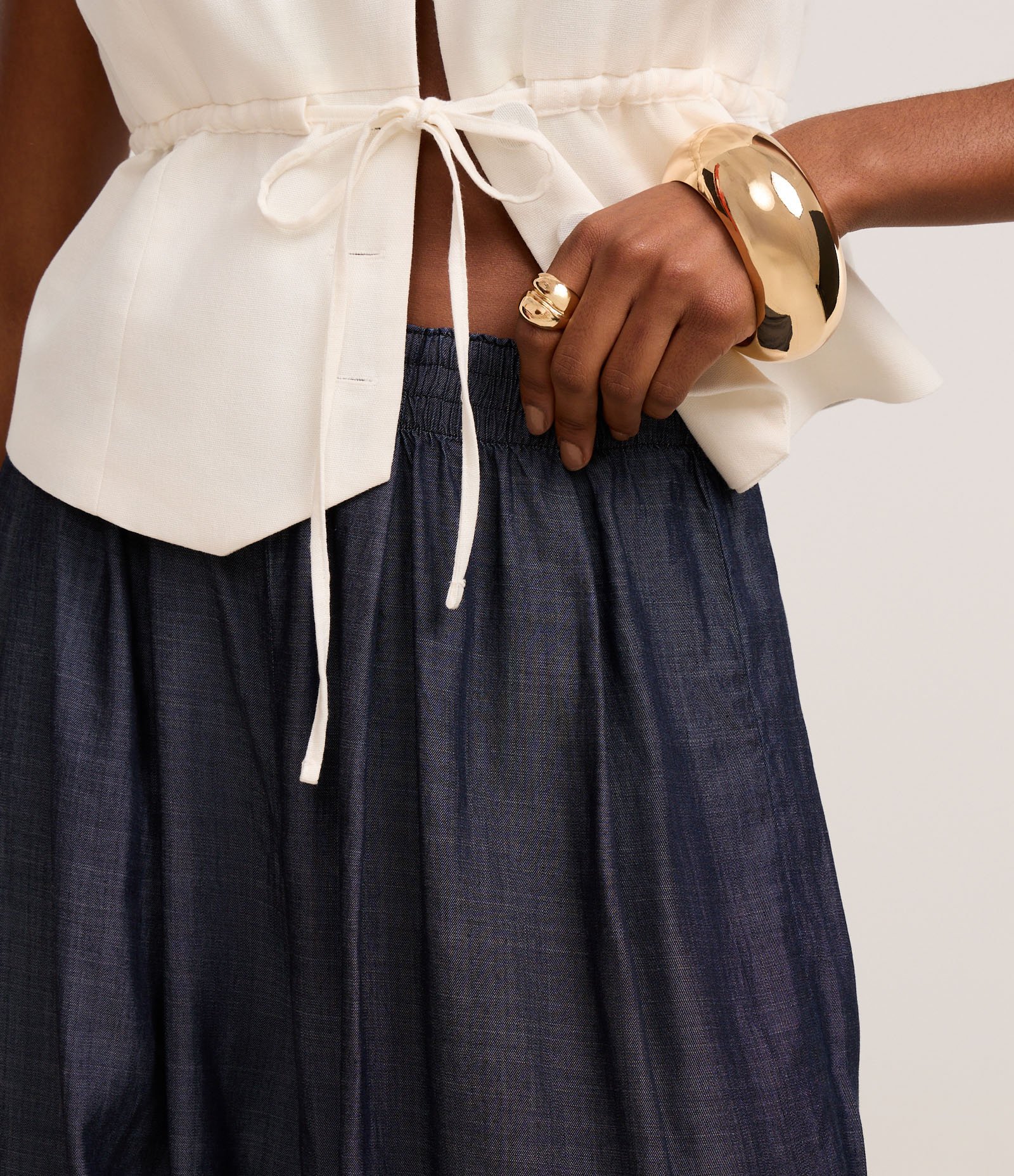 Calça Aladim em Jeans com Elástico no Cós Escuro 4