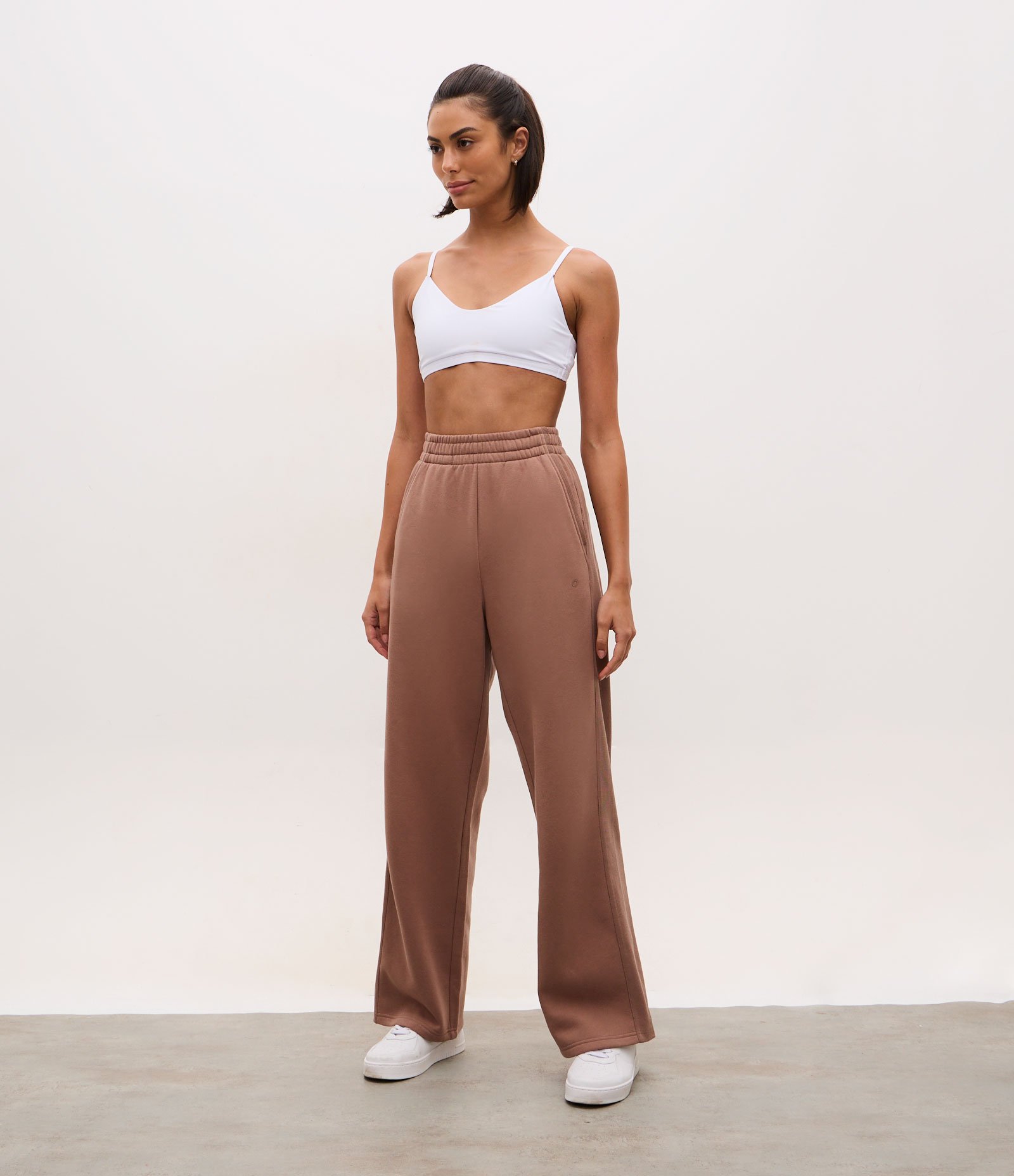 Calça Reta Esportiva em Algodão com Cós Elástico Marrom 1