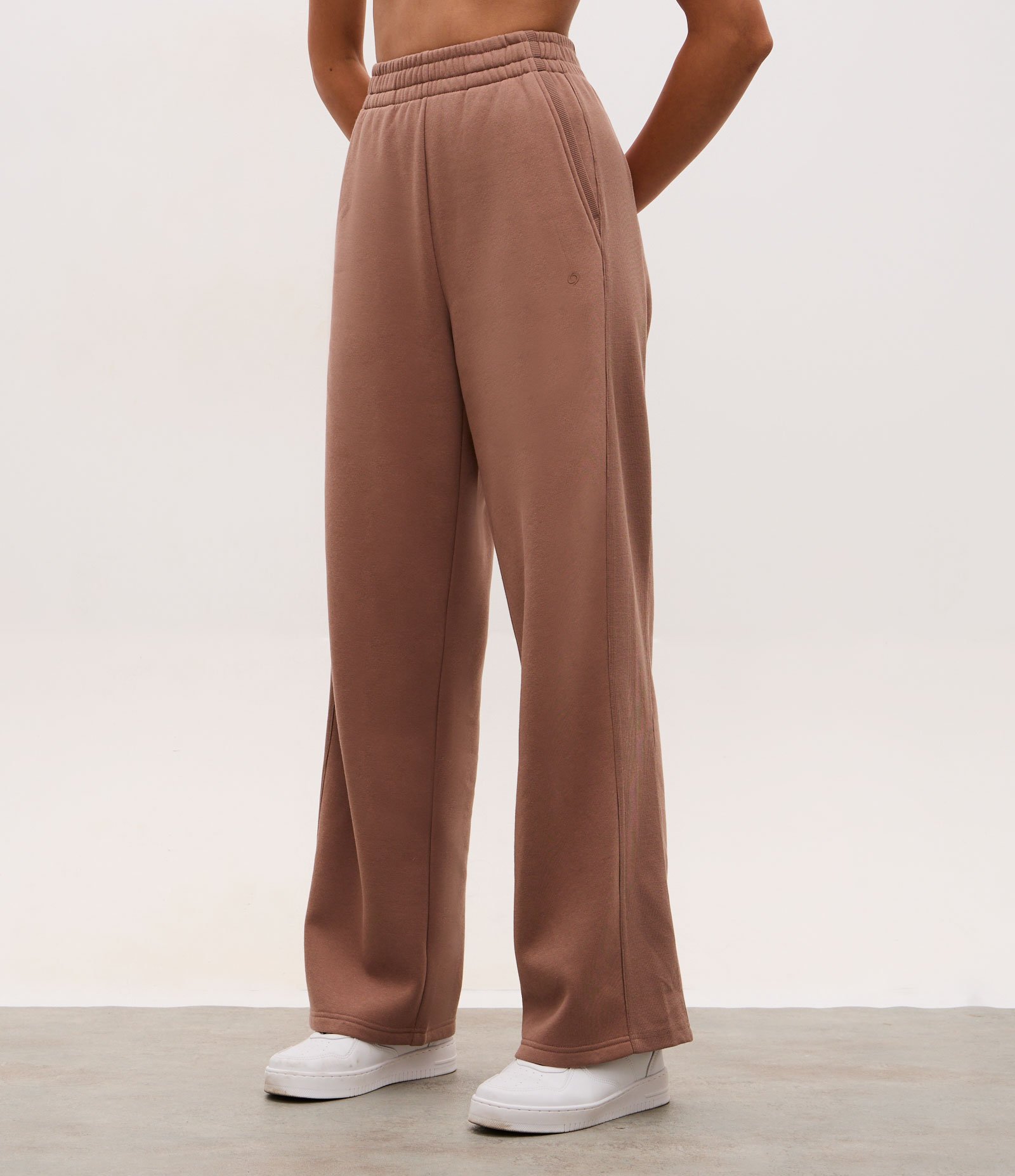 Calça Reta Esportiva em Algodão com Cós Elástico Marrom 2