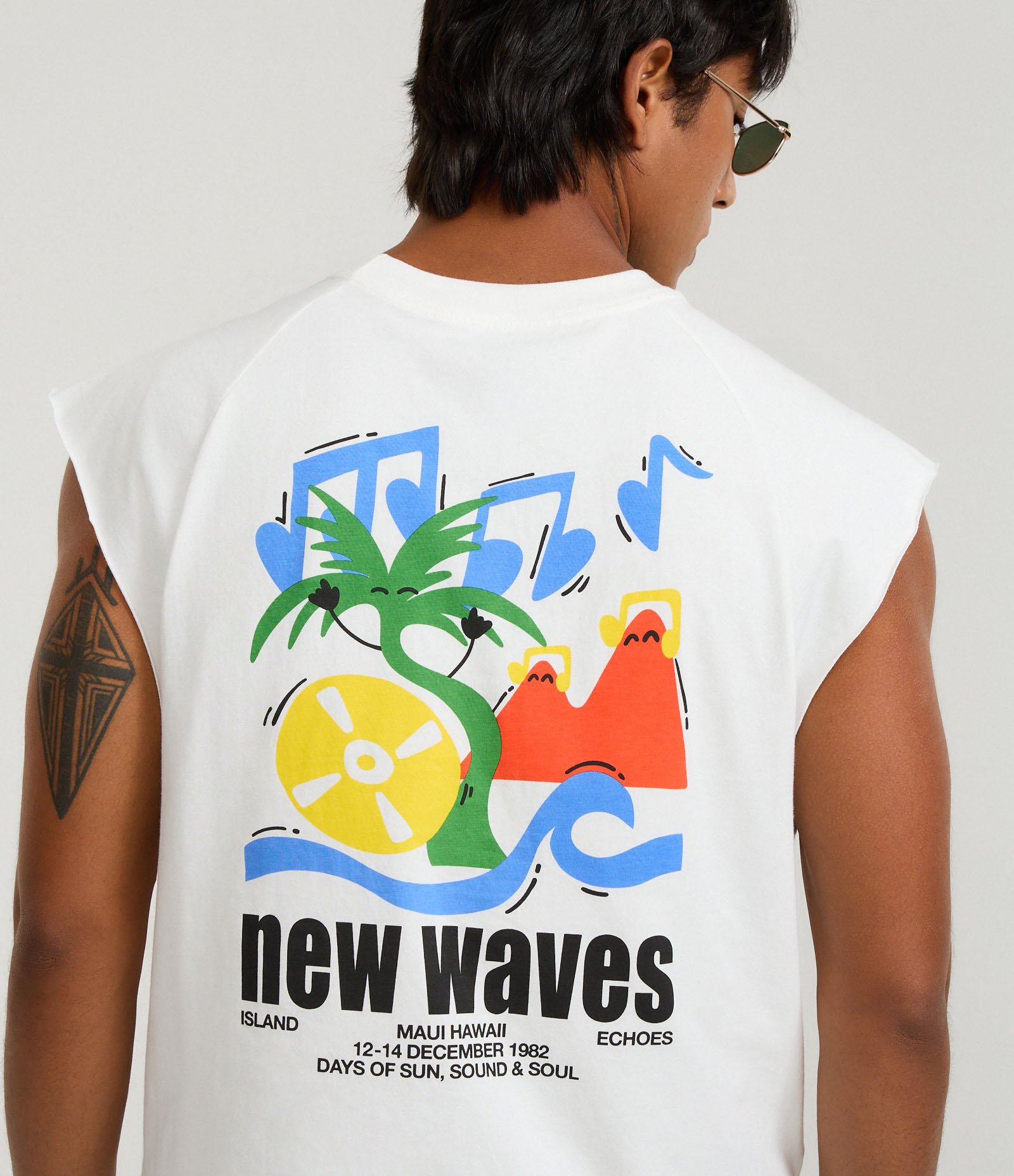 Regata Boxy em Meia Malha com Estampa Lettering New Wave Branco 3