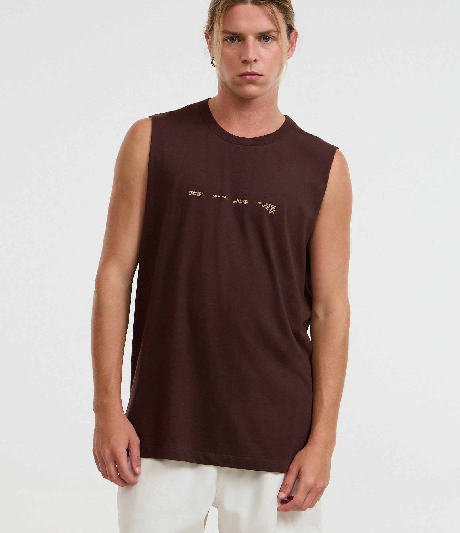 Regata Comfort em Algodão com Estampa Lettering Photoprint Praia Marrom 1