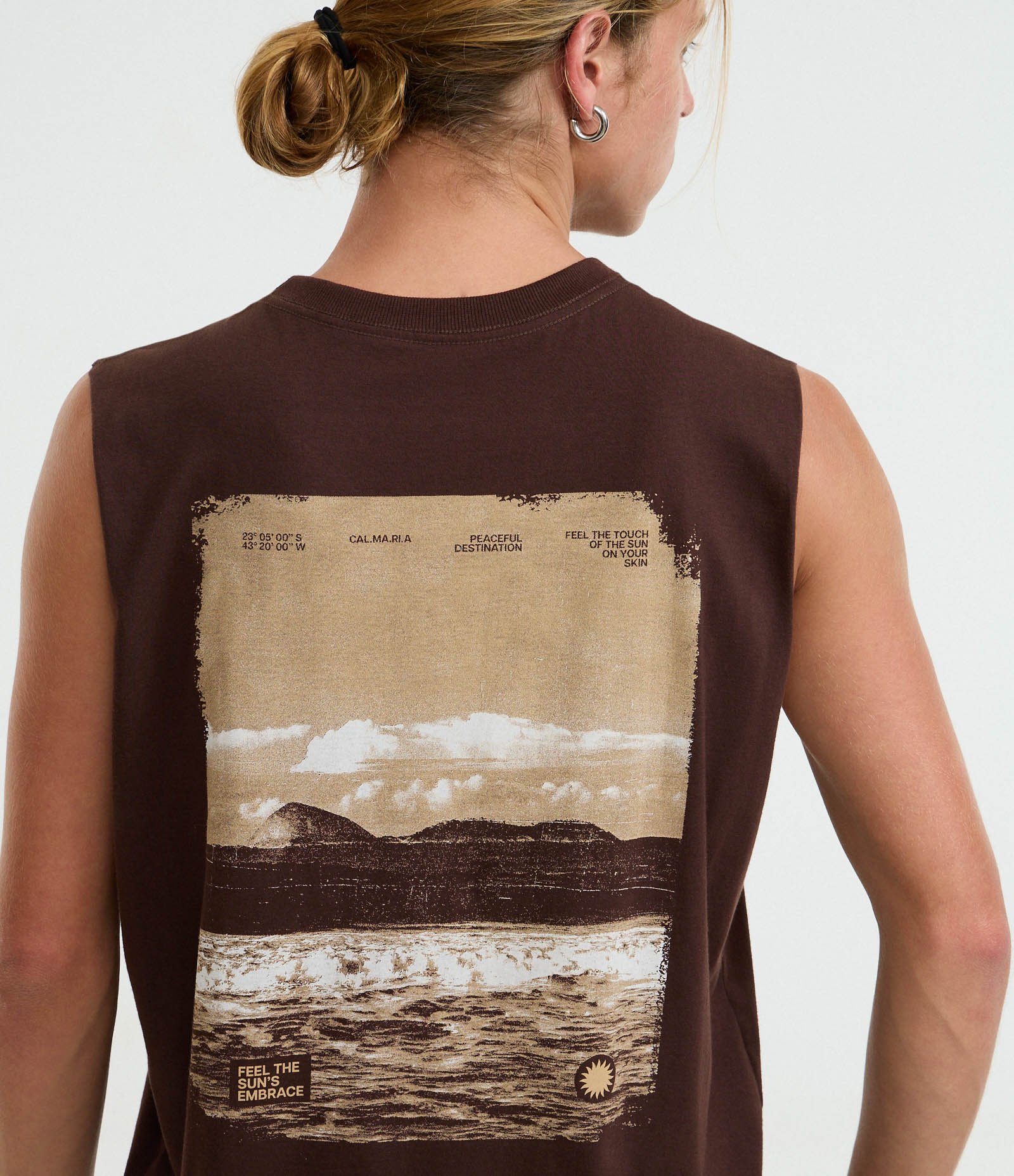 Regata Comfort em Algodão com Estampa Lettering Photoprint Praia Marrom 3