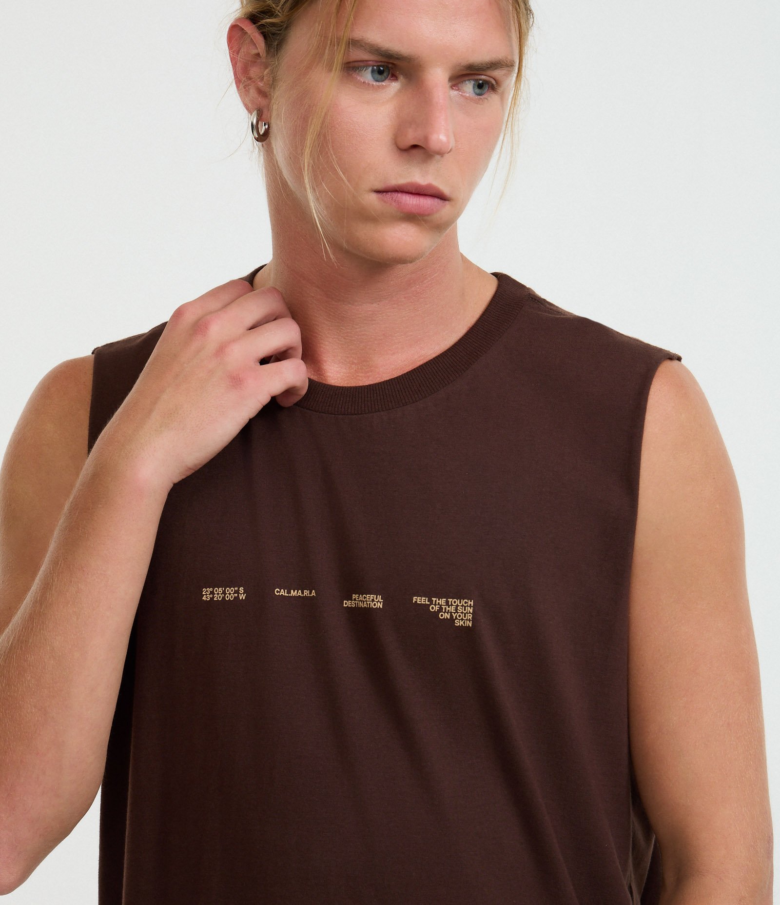 Regata Comfort em Algodão com Estampa Lettering Photoprint Praia Marrom 4