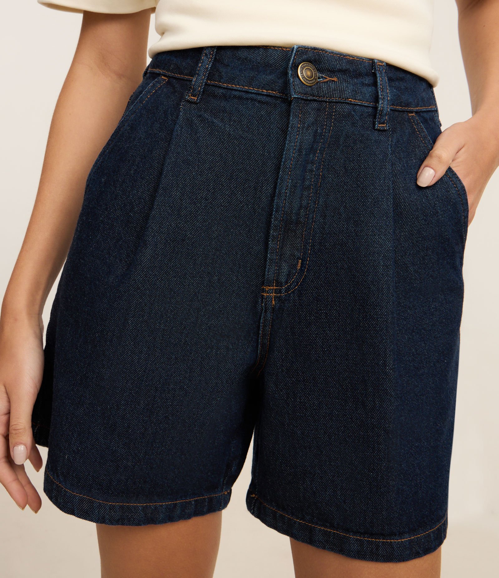 Bermuda Reta em Jeans com Pregas e Bolsos Azul 3