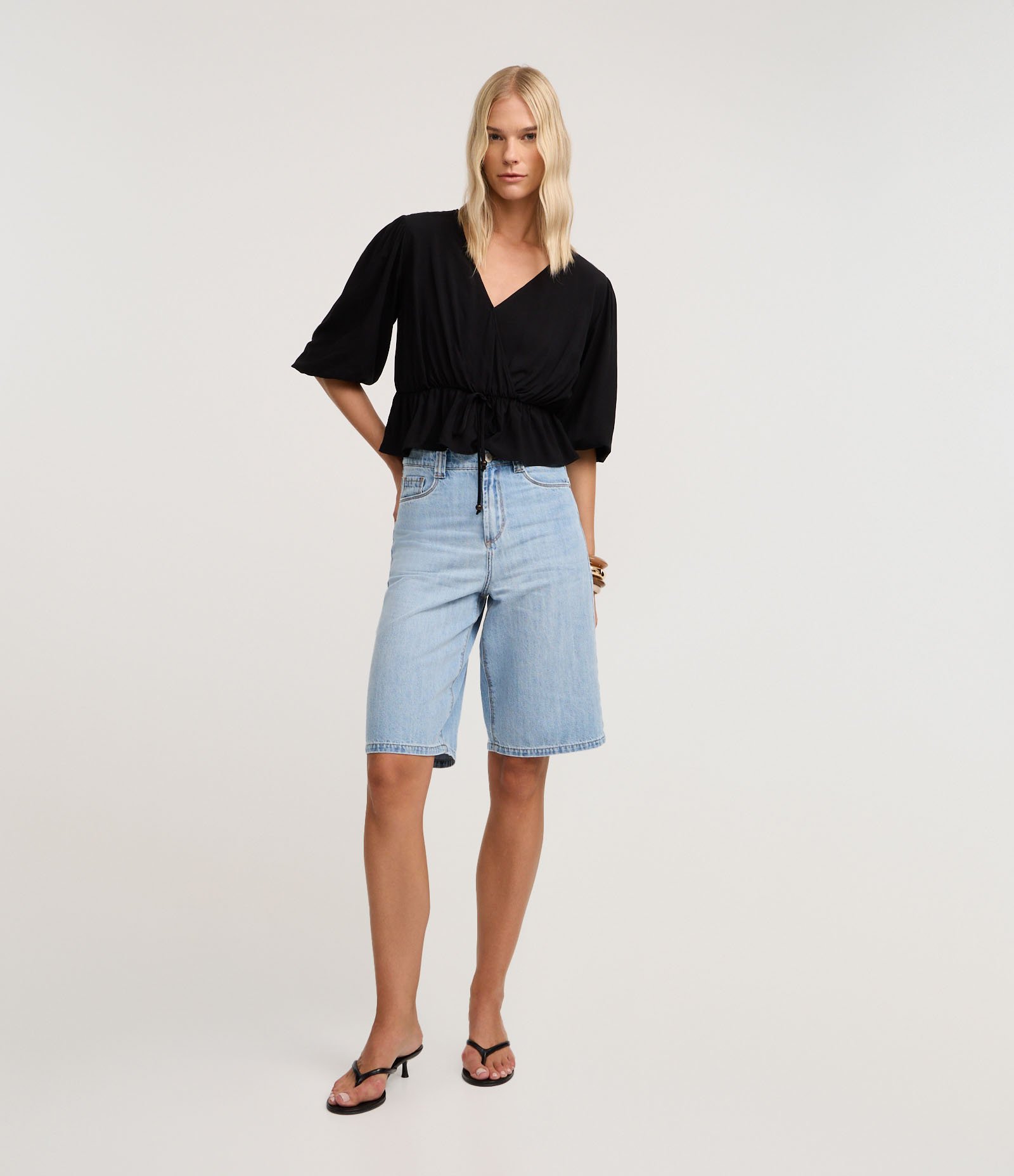 Blusa Peplum em Viscose com Decote V Transpassado Preto 2