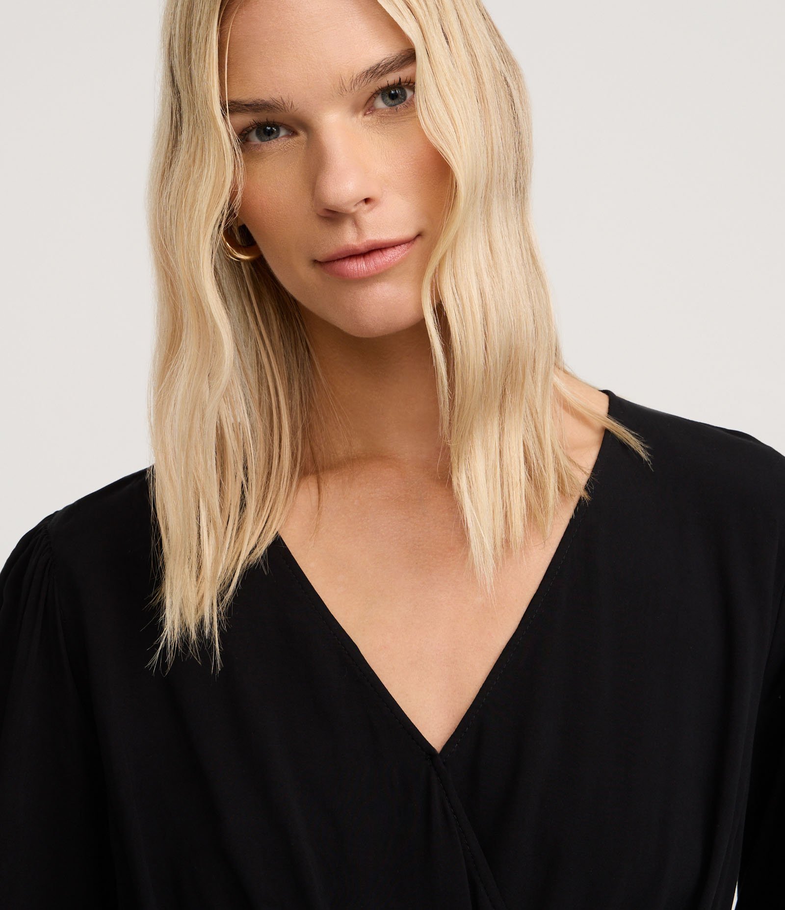 Blusa Peplum em Viscose com Decote V Transpassado Preto 3