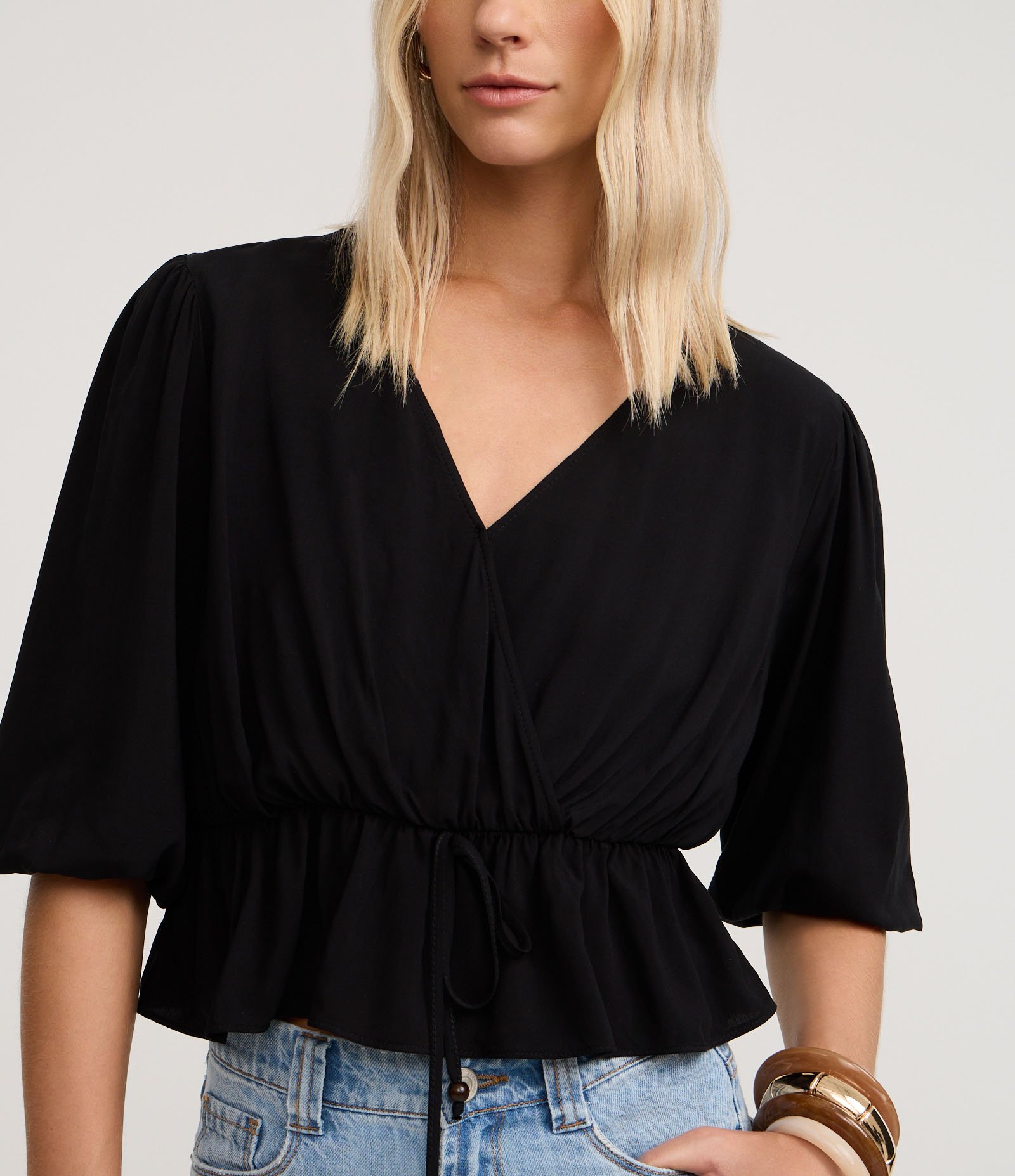 Blusa Peplum em Viscose com Decote V Transpassado Preto 4