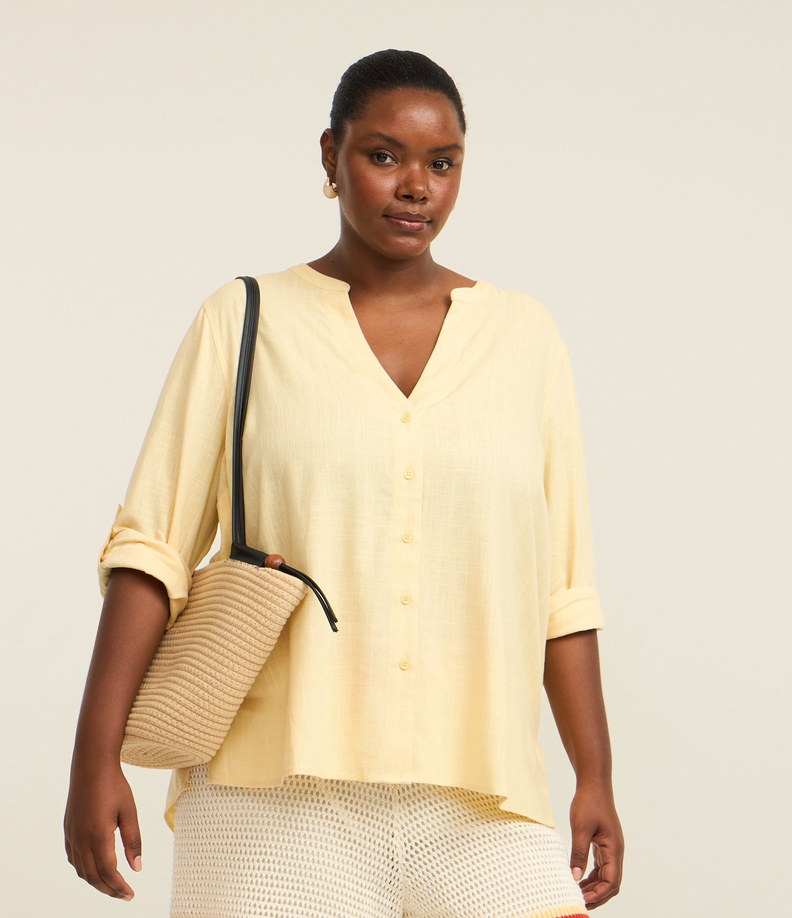 Camisa em Viscose e Linho com Gola Padre Curve & Plus Size Amarelo 1