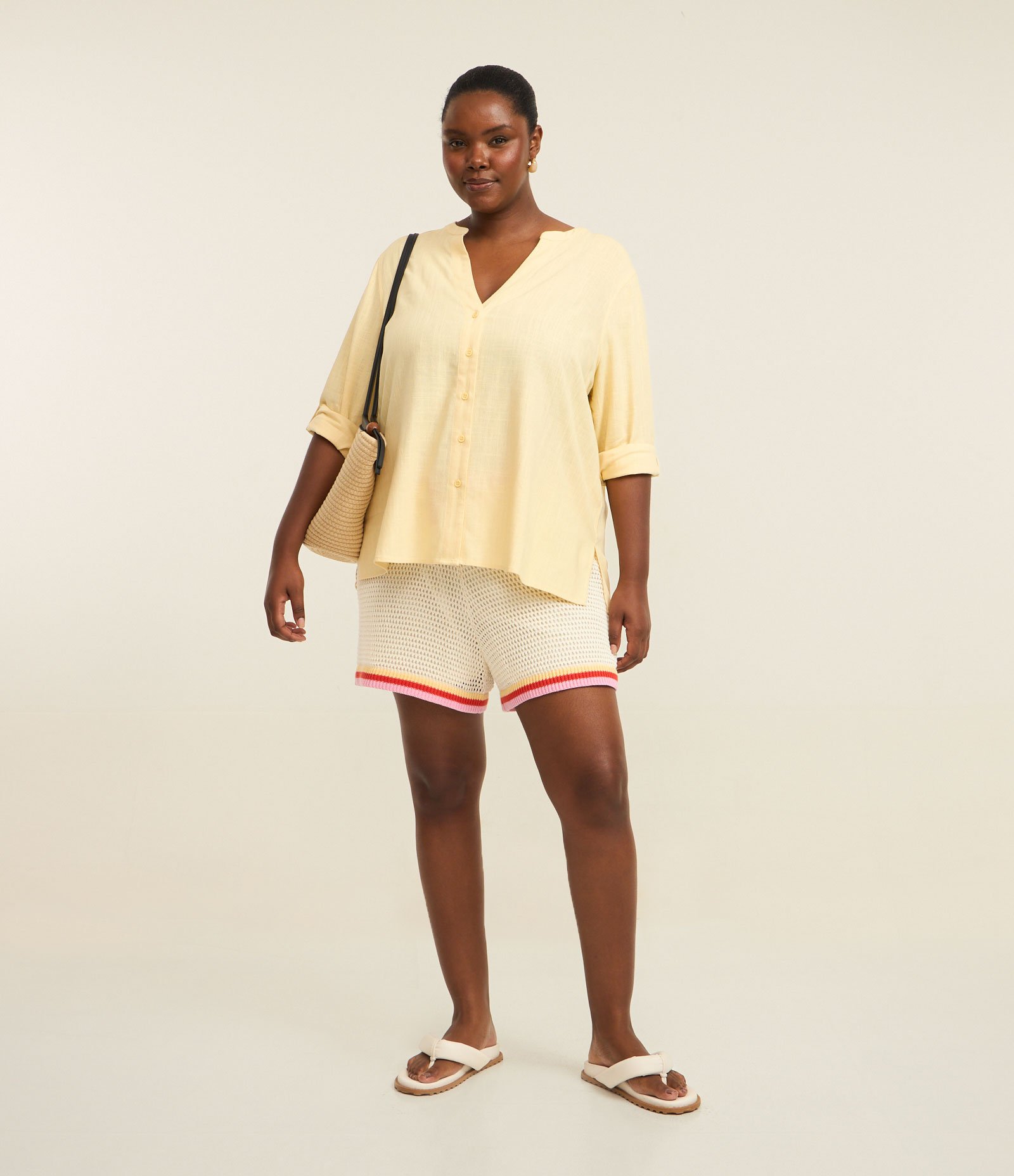 Camisa em Viscose e Linho com Gola Padre Curve & Plus Size Amarelo 2