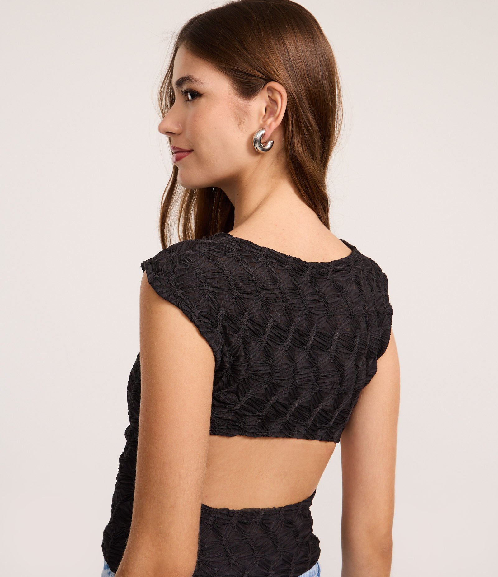 Blusa Texturizada com Abertura nas Costas Preto 4