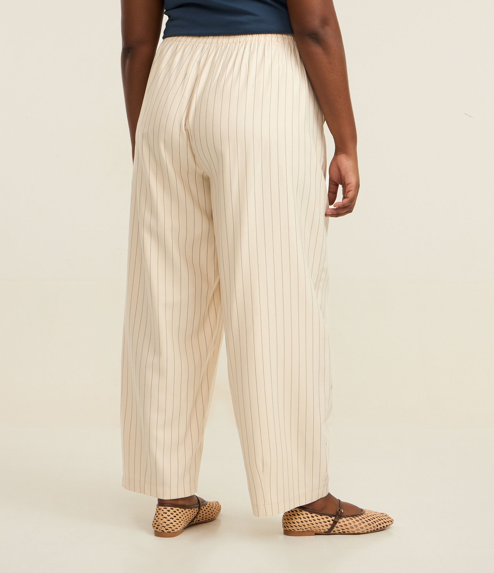 Calça Balloon Alfaiatada com Listras Curve & Plus Size Bege 4