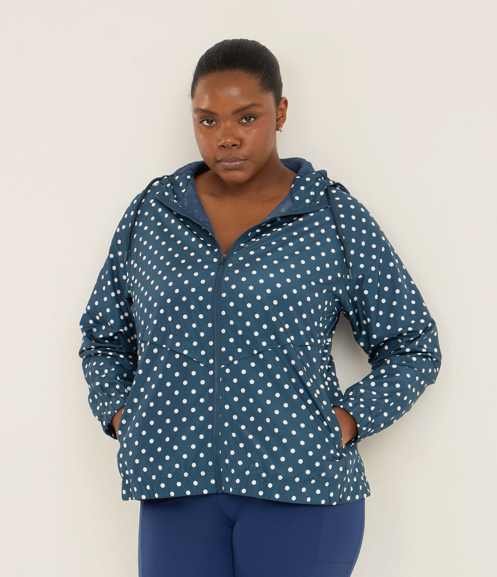 Jaqueta Esportiva Corta Vento com Capuz Estampa Poá Azul 1