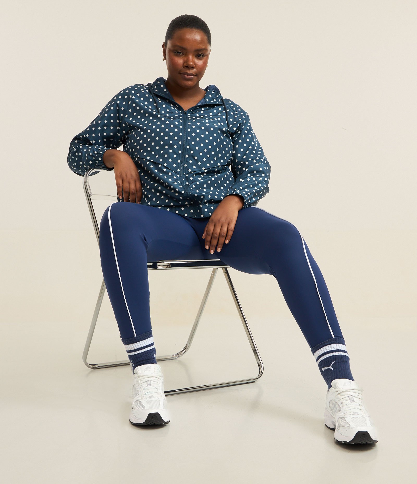 Jaqueta Esportiva Corta Vento com Capuz Estampa Poá Azul 2