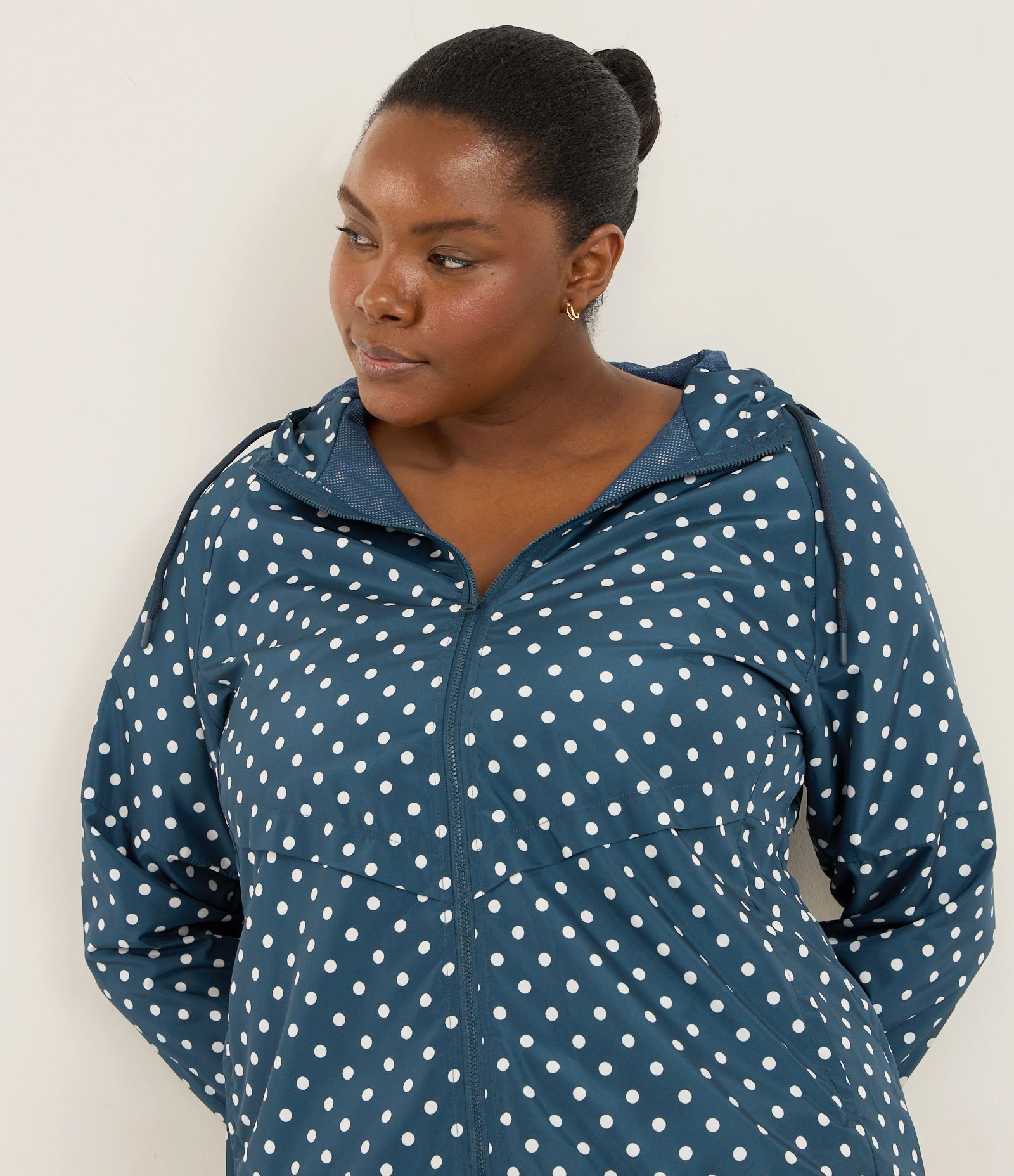 Jaqueta Esportiva Corta Vento com Capuz Estampa Poá Azul 3