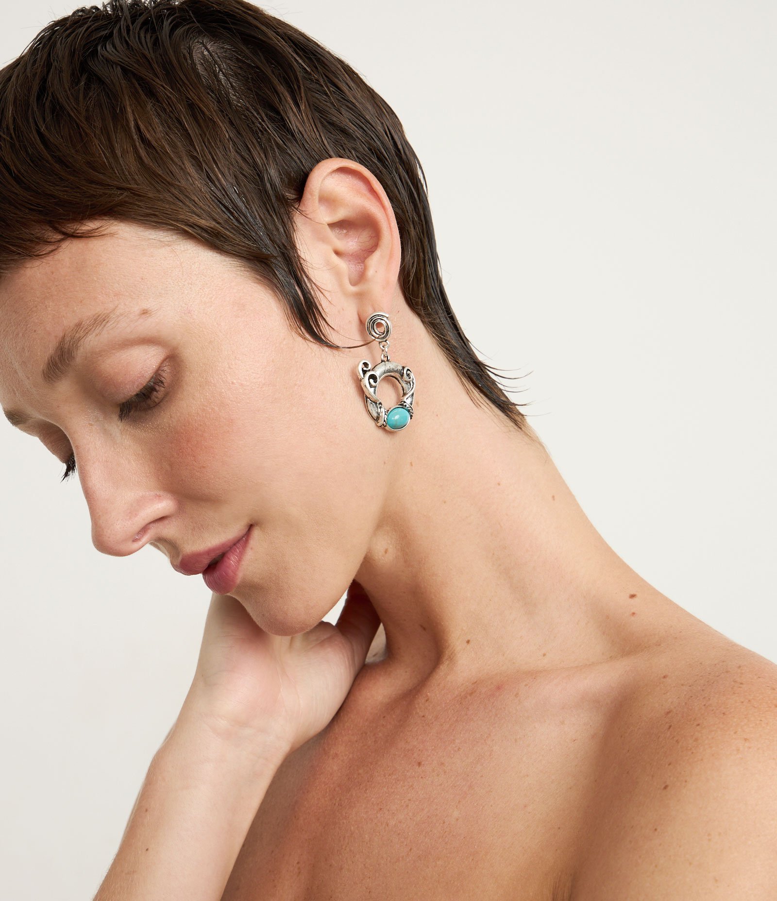 Brinco Arabesco em Metal com Aplicação de Resina Prata/Verde 1