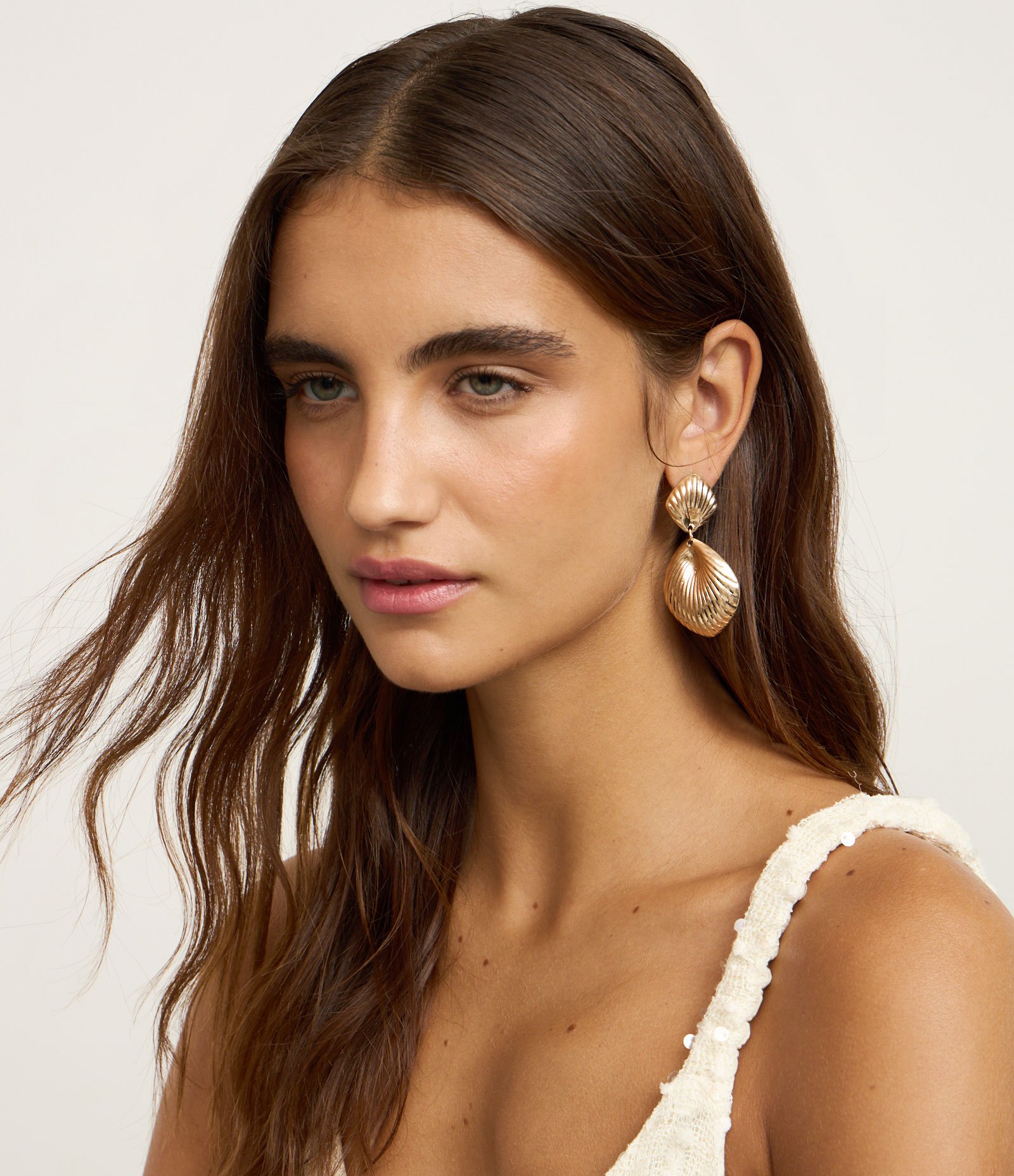 Brinco em Metal Texturizado com Efeito Concha Dourado 4