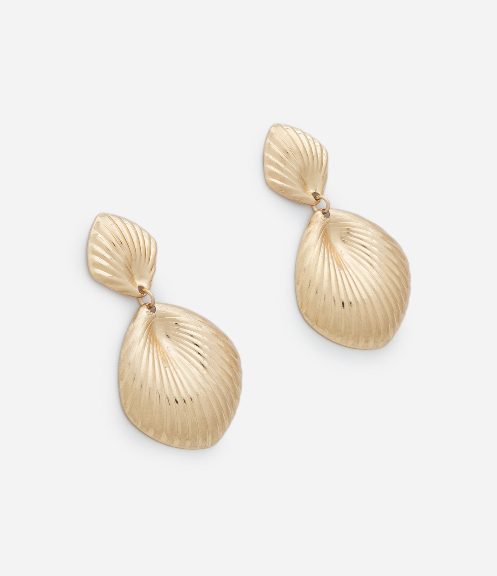 Brinco em Metal Texturizado com Efeito Concha Dourado 2