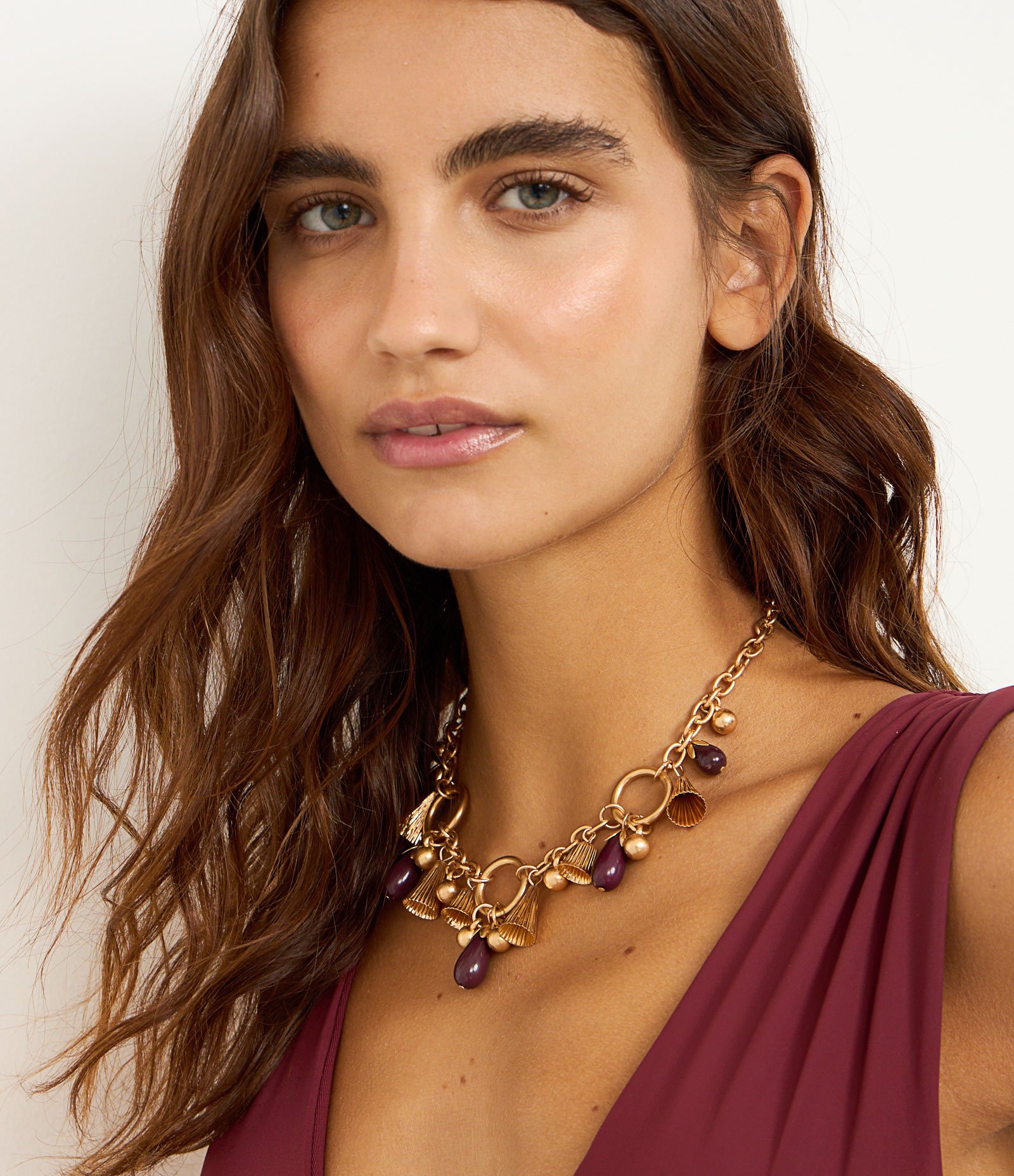 Colar Curto Berloque com Múltiplos Pingentes Dourado 1