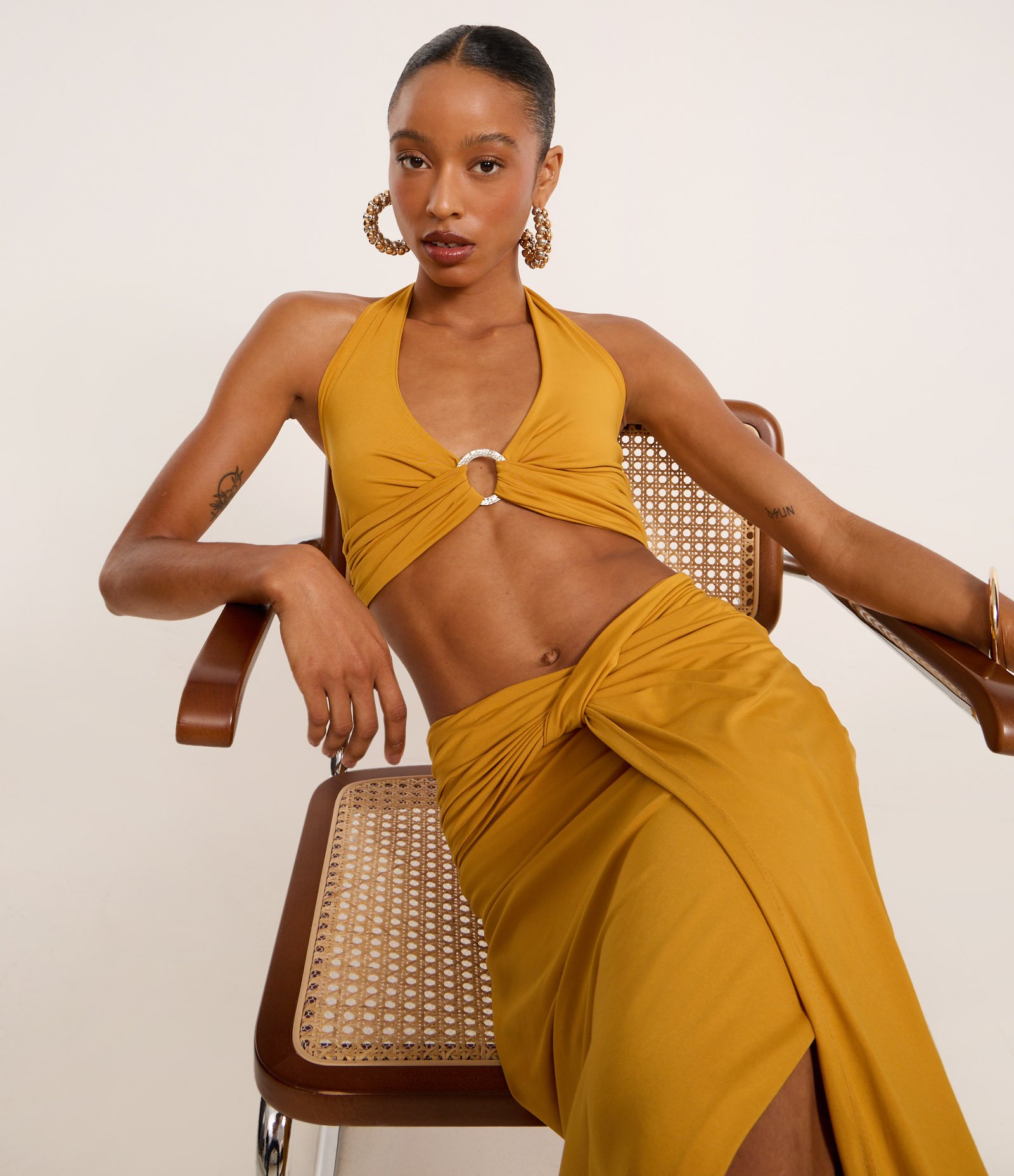 Blusa Frente Única com Aviamento no Busto Dourado 1