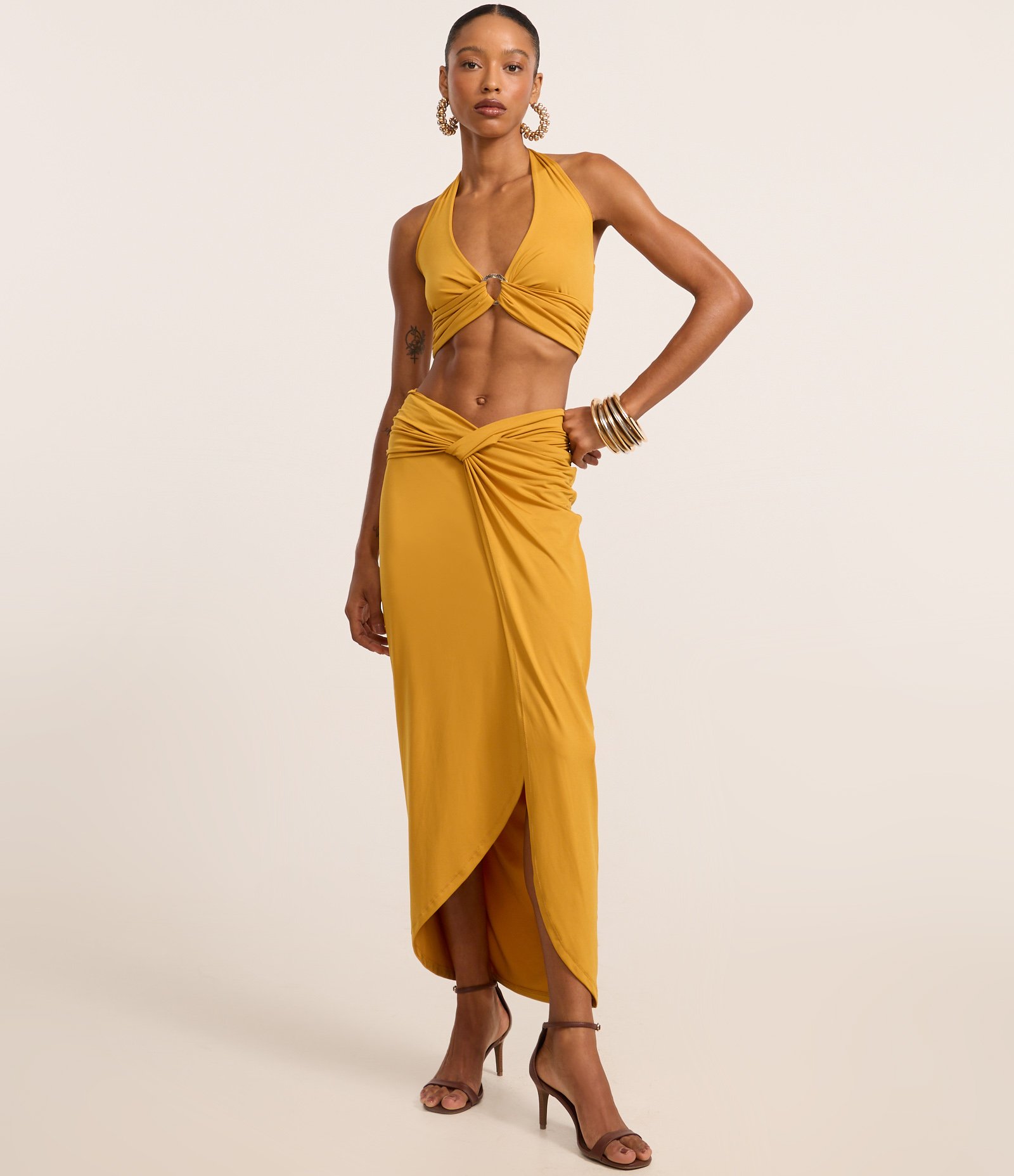 Blusa Frente Única com Aviamento no Busto Dourado 2