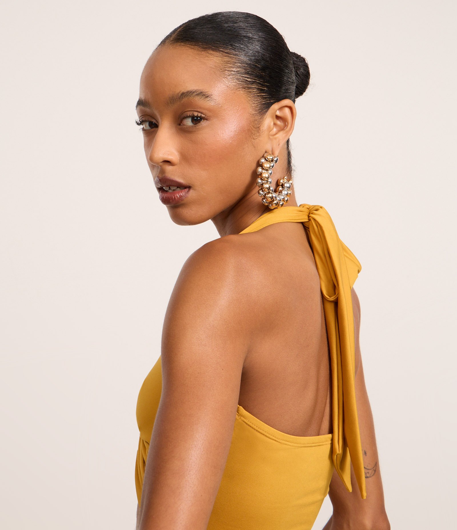 Blusa Frente Única com Aviamento no Busto Dourado 4