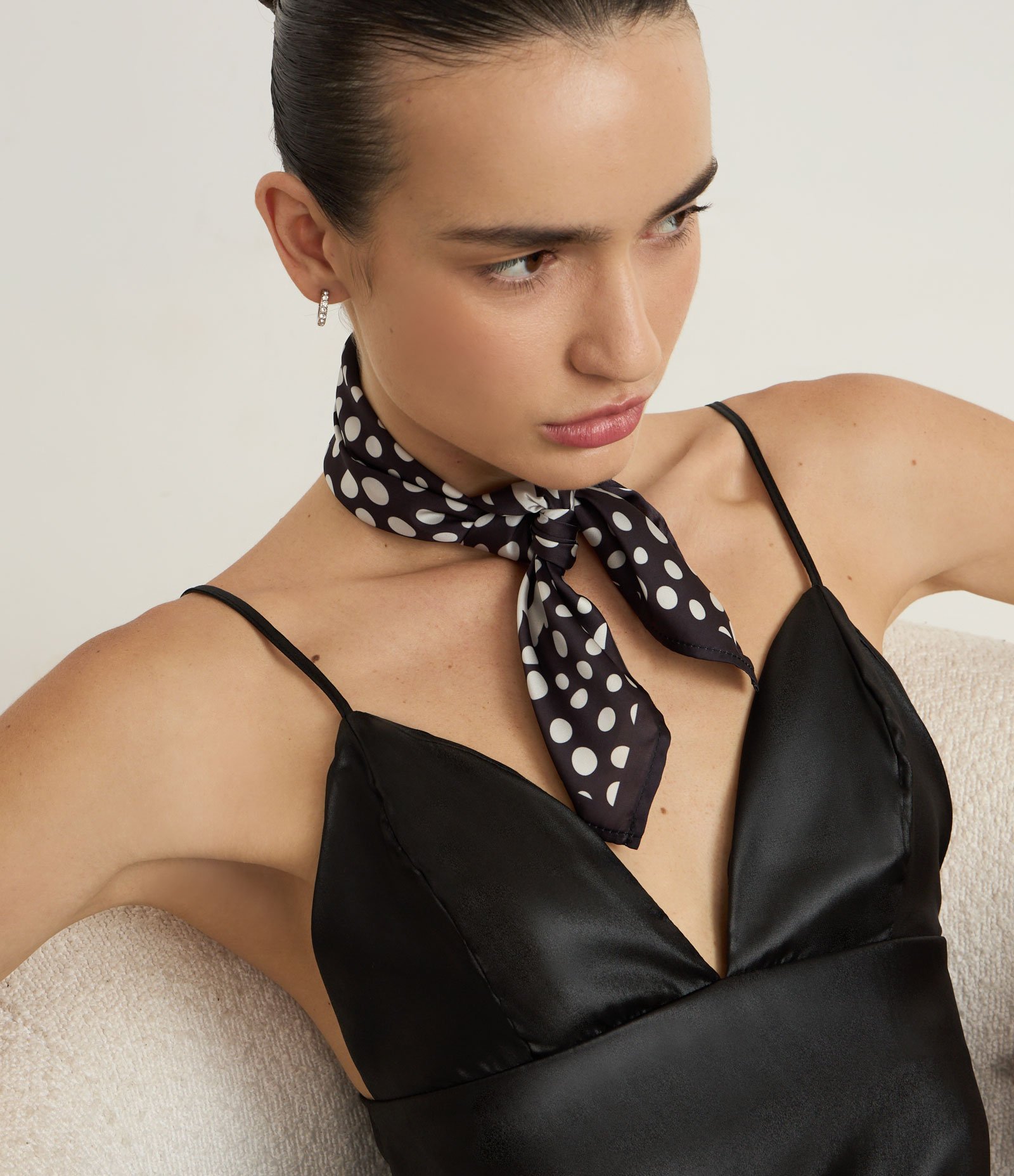 Lenço Triangular em Cetim com Estampa Poa Preto 1