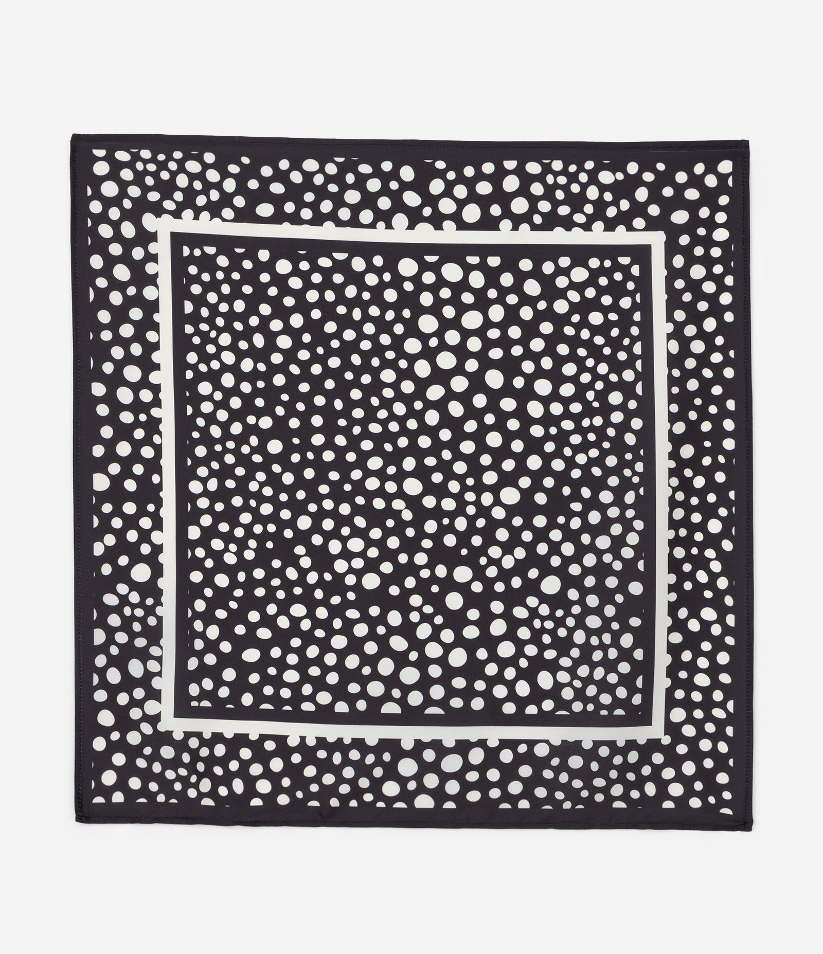 Lenço Triangular em Cetim com Estampa Poa Preto 2