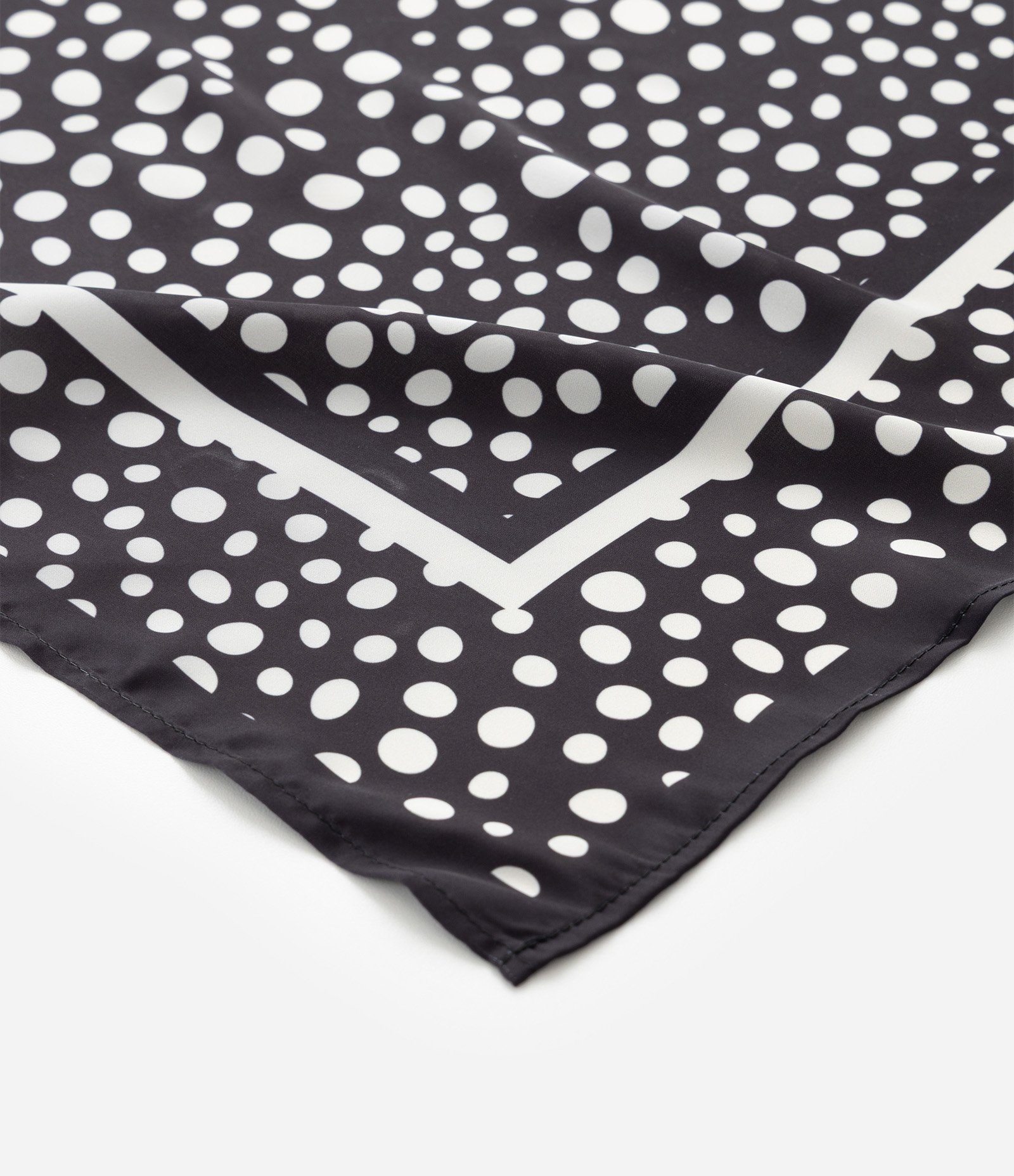 Lenço Triangular em Cetim com Estampa Poa Preto 3