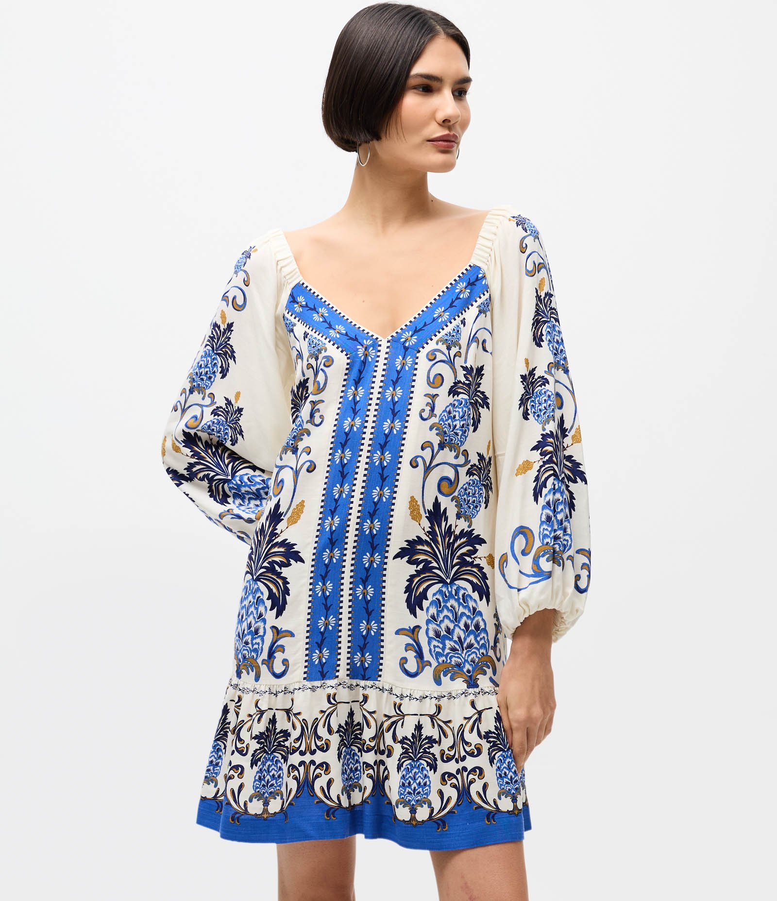 Vestido Curto Floral com Decote V Bege 3