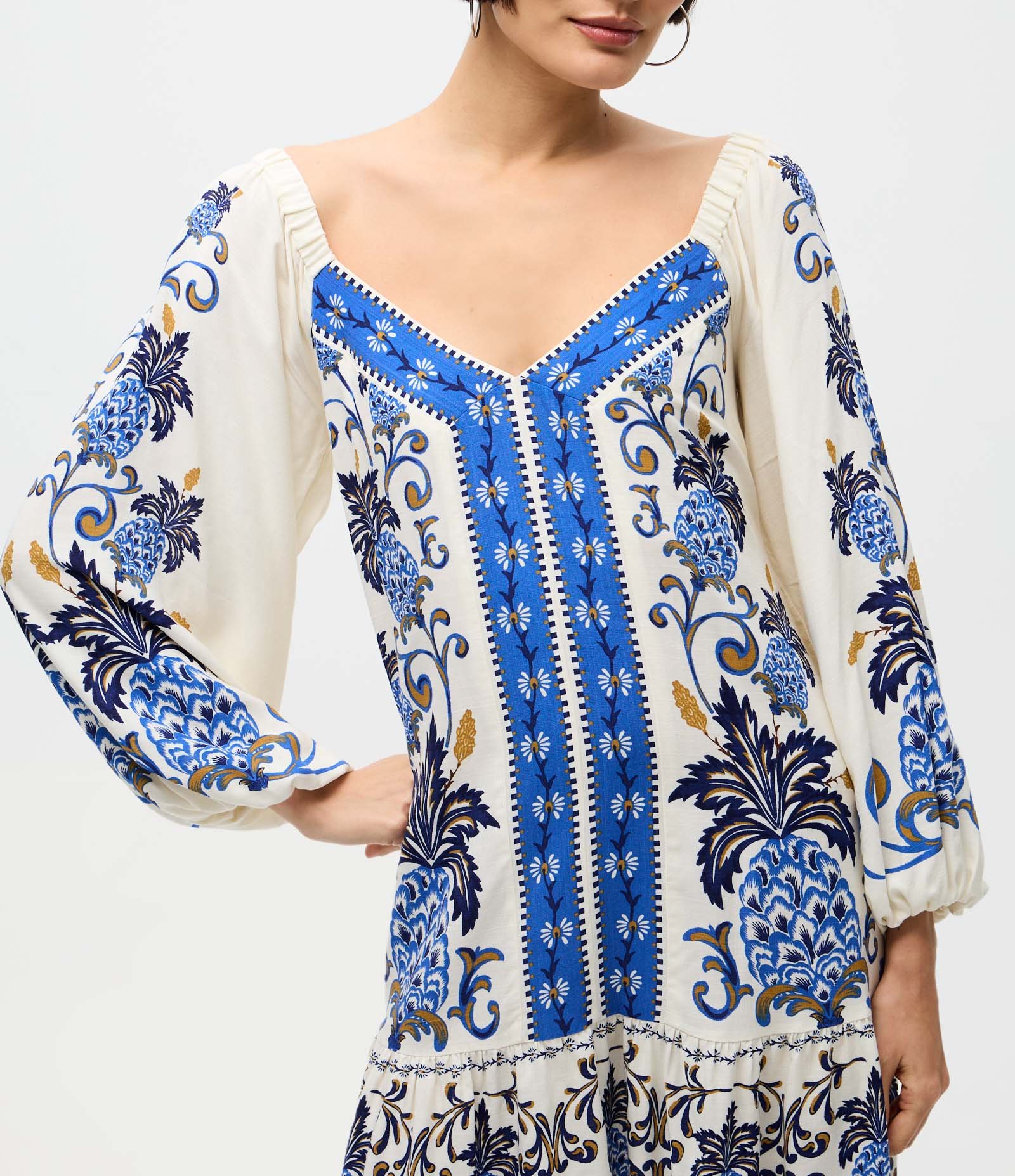 Vestido Curto Floral com Decote V Bege 4