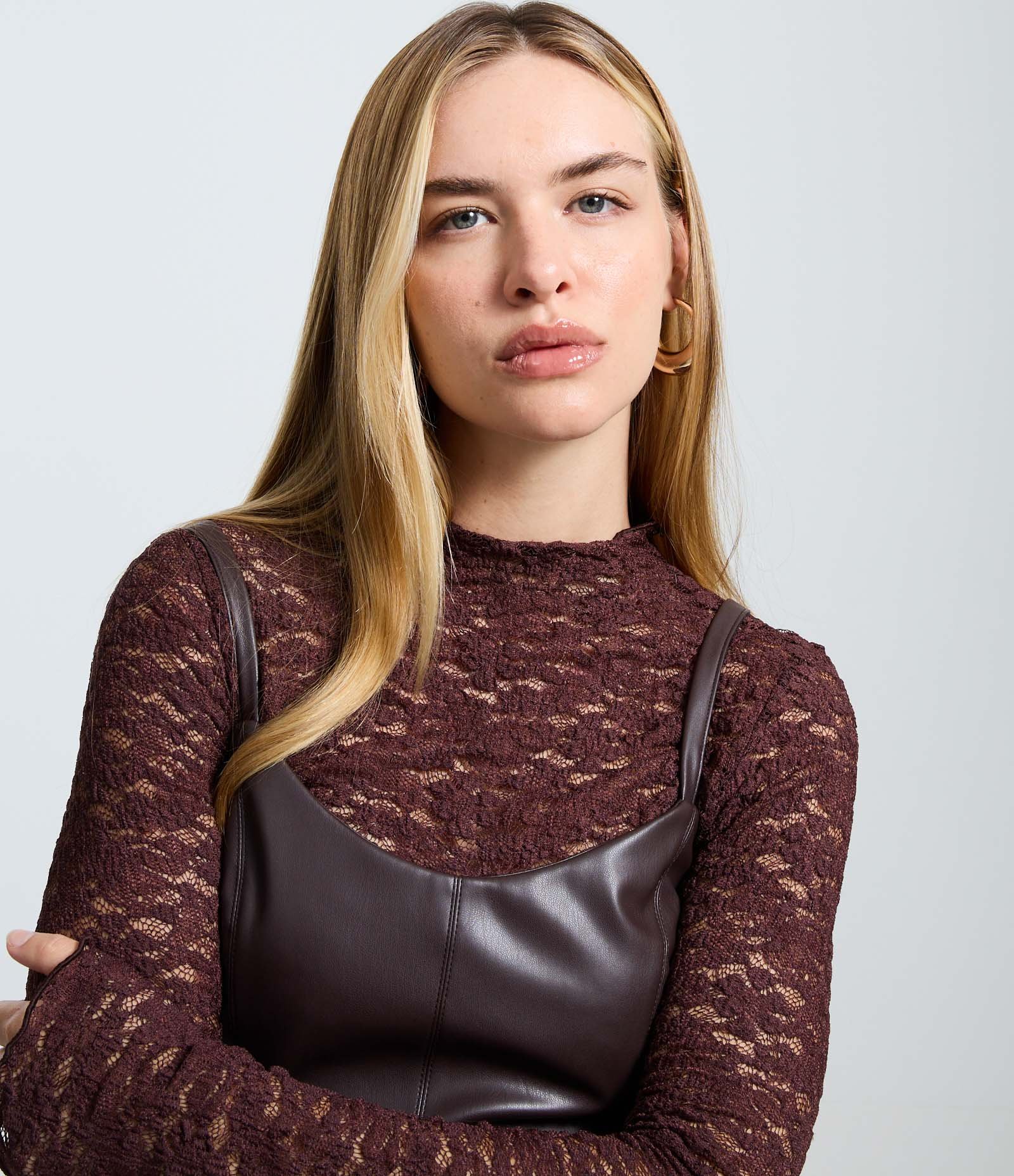 Vestido Skater Curto em PU com Alças Finas Marrom 3