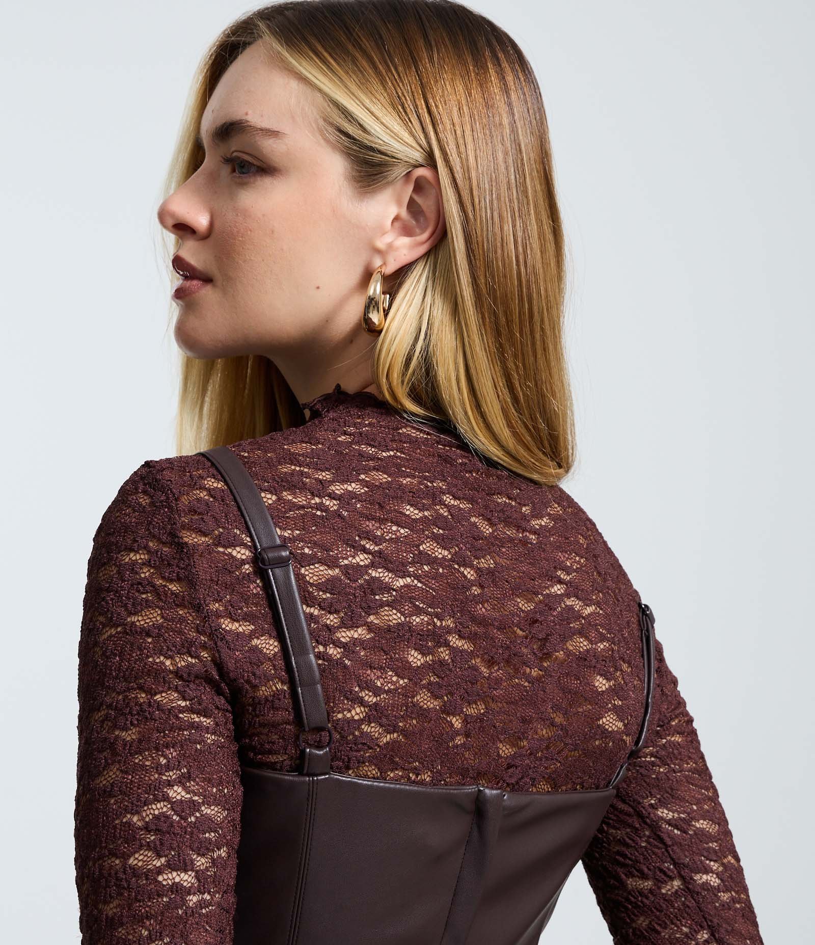 Vestido Skater Curto em PU com Alças Finas Marrom 4