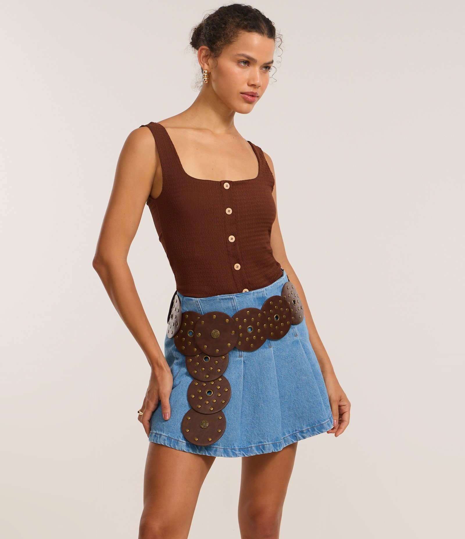 Saia Evasê Curta em Jeans Plissado com Recortes Claro 2