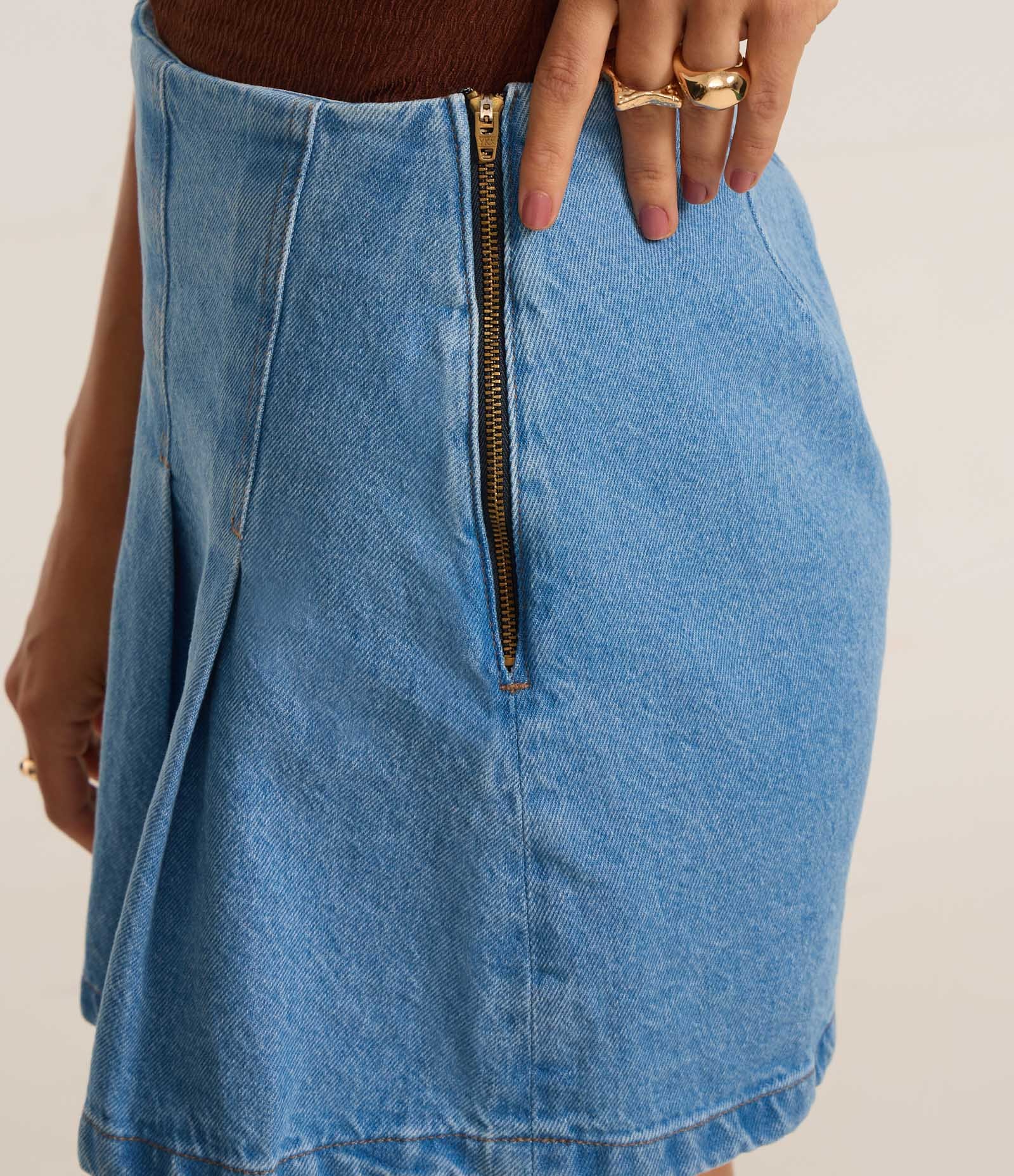 Saia Evasê Curta em Jeans Plissado com Recortes Claro 4